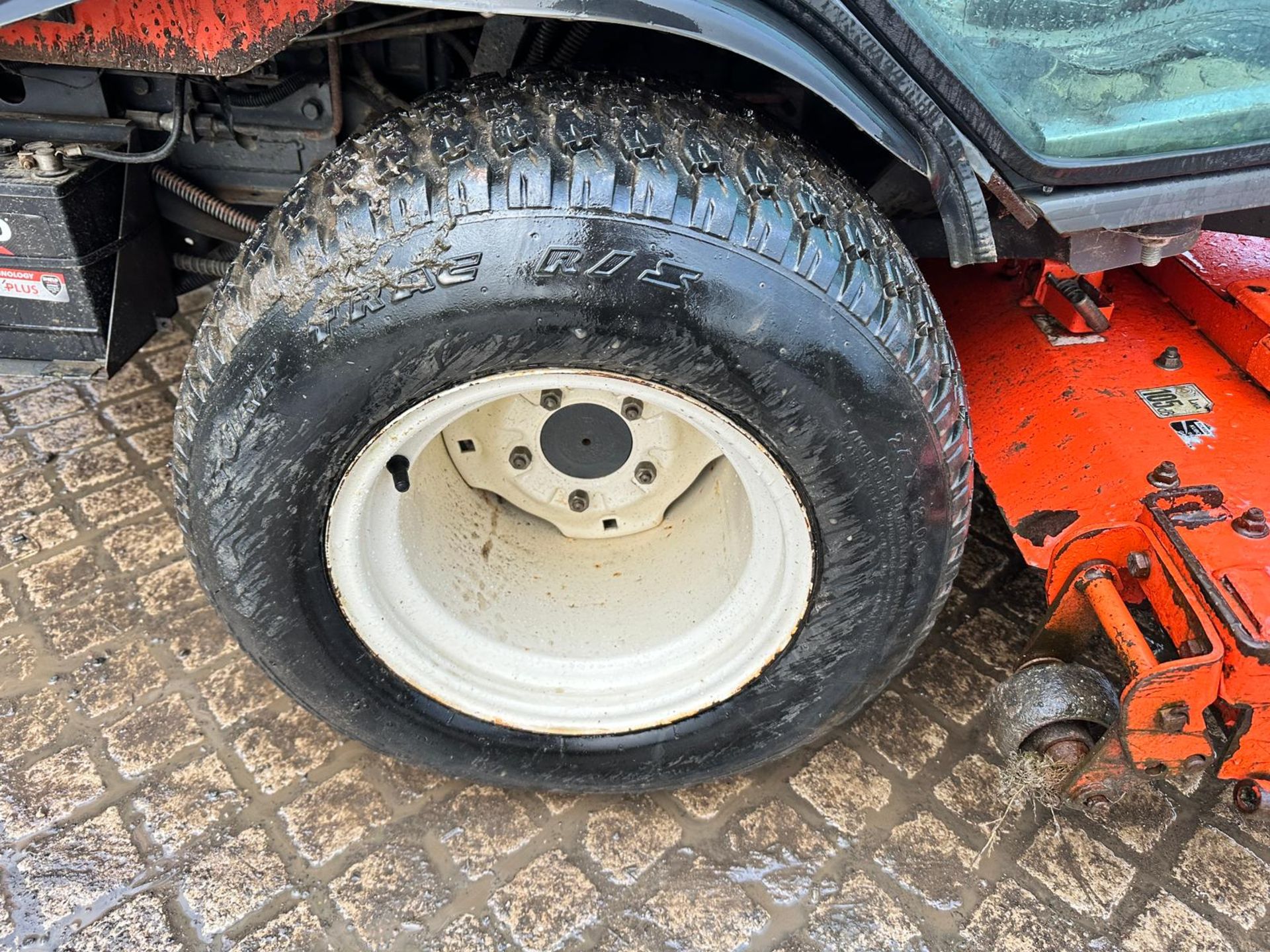 KUBOTA F2880 4WD OUTFRONT RIDE ON MOWER WITH CAB *PLUS VAT* - Image 7 of 15