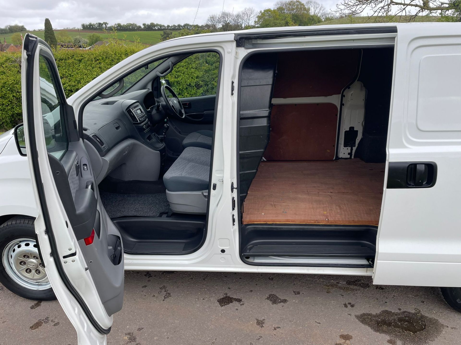 2018/18 REG HYUNDAI ILOAD SE CRDI 2.5 DIESEL MANUAL PANEL VAN, SHOWING 1 FORMER KEEPER *NO VAT* - Image 13 of 20