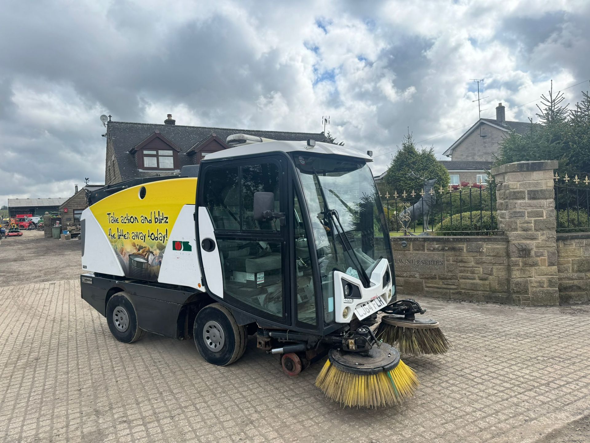 64/2014 JOHNSTON C201 ROAD SWEEPER *PLUS VAT* - Image 8 of 10