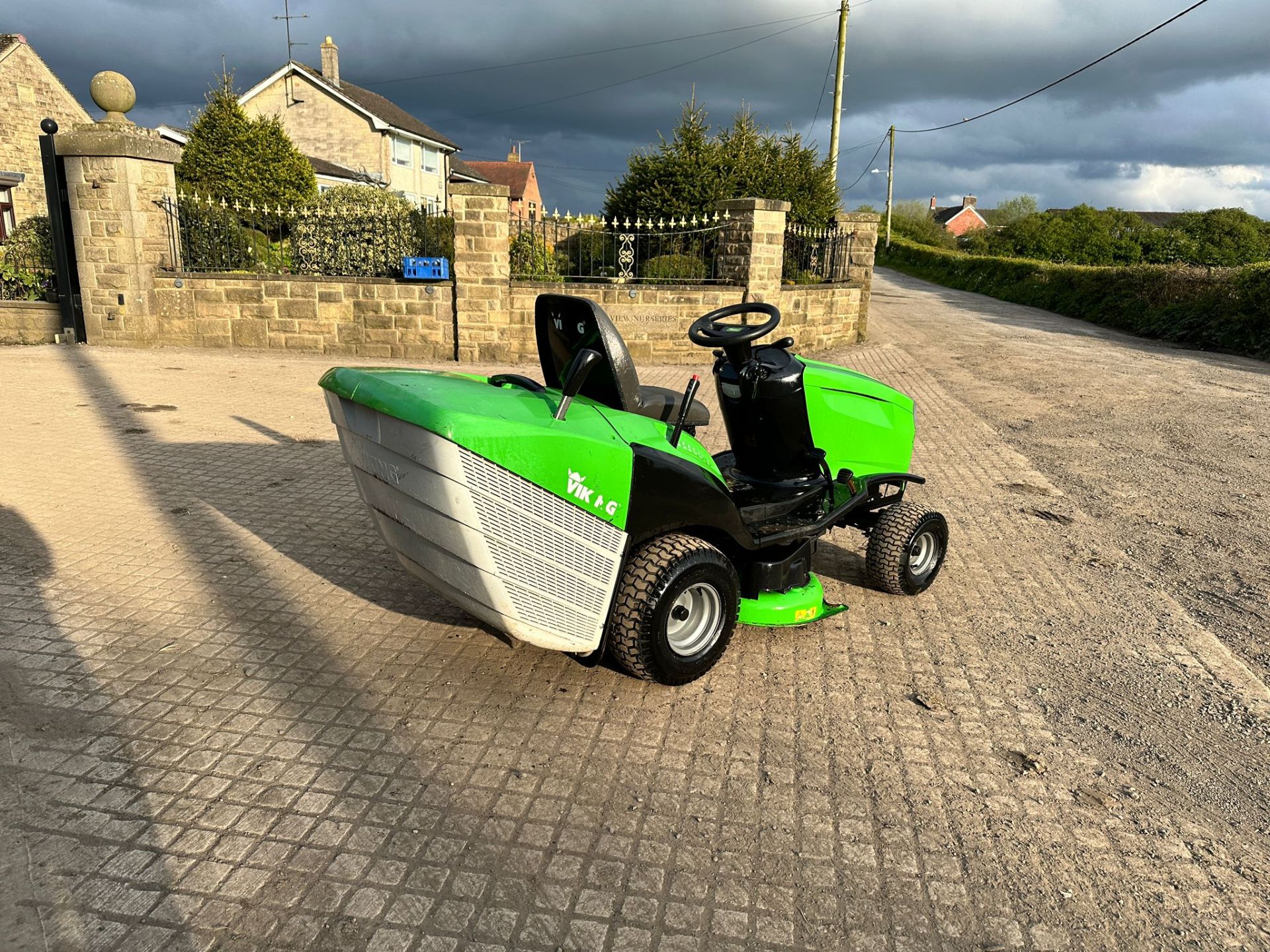 2012 VIKING MT5097Z RIDE ON MOWER WITH REAR COLLECTOR *PLUS VAT* - Image 4 of 9