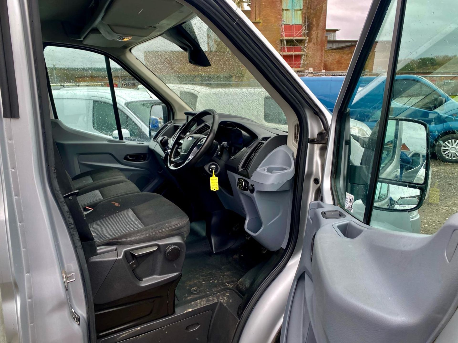 2018 FORD TRANSIT 350 SILVER PANEL VAN - WINDOW FITTER - GLASS RAIL VAN *NO VAT* - Image 13 of 21