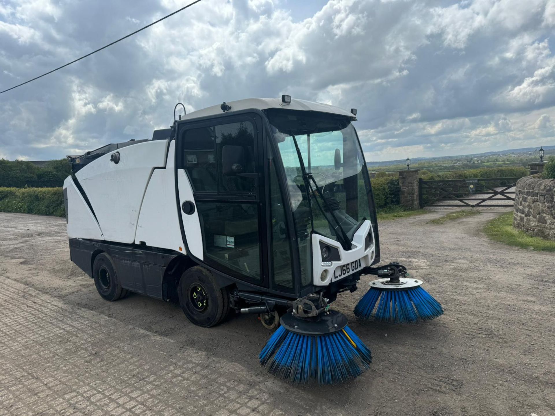 66/2017 JOHNSTON ROAD SWEEPER EURO 6 *PLUS VAT*