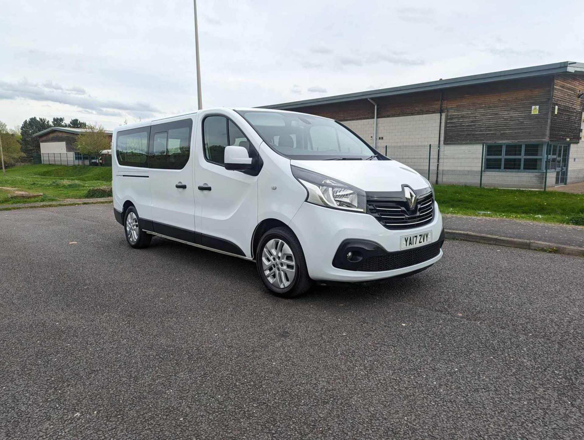 2017/17 REG RENAULT TRAFIC LL29 SPORT ENERGY DCI 1.6 DIESEL 9 SEATER VAN, SHOWING 1 FORMER KEEPER