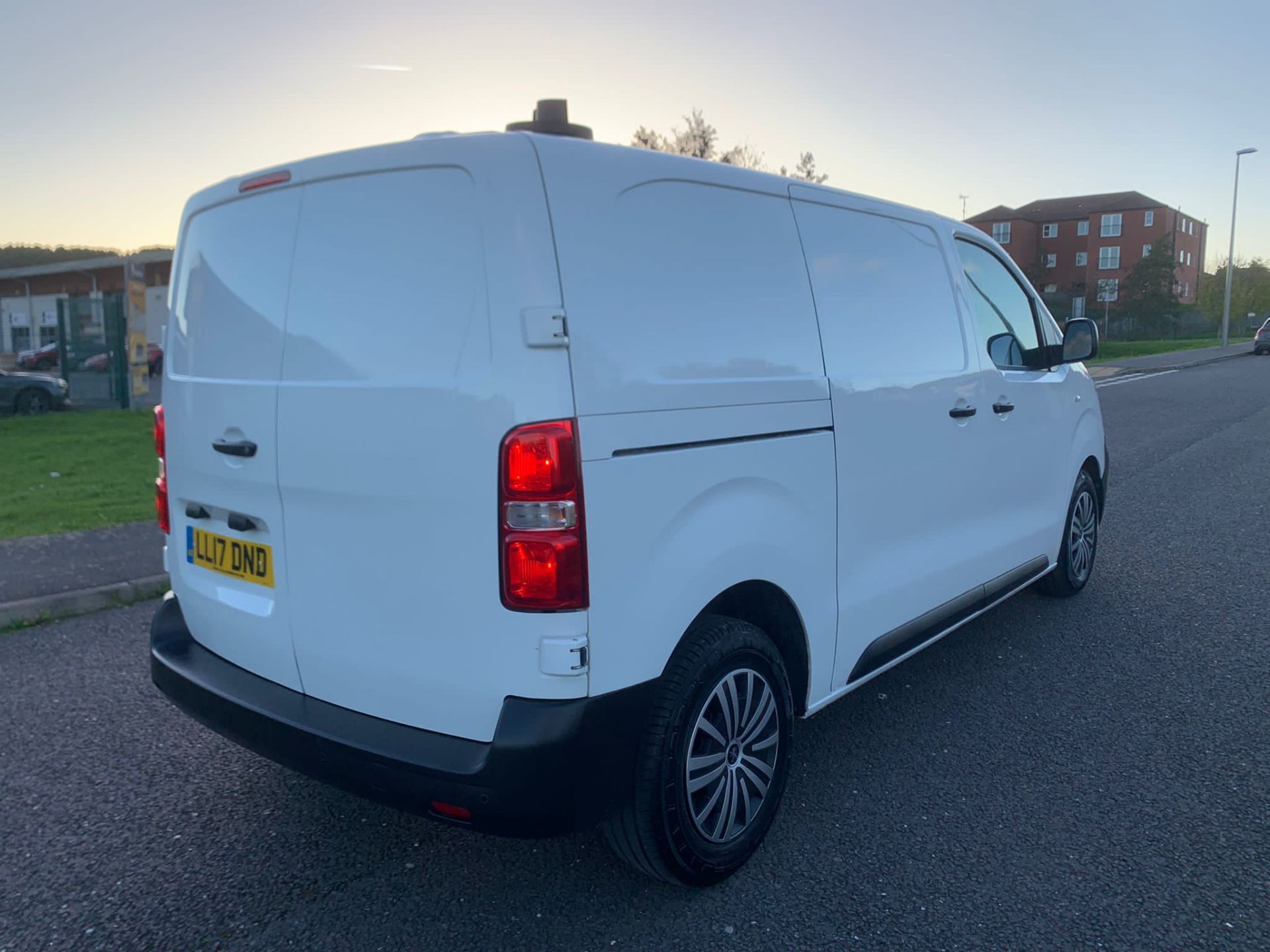 2017 PEUGEOT EXPERT PRO STANDARD BLUE HDI WHITE PANEL VAN *NO VAT* - Image 12 of 41