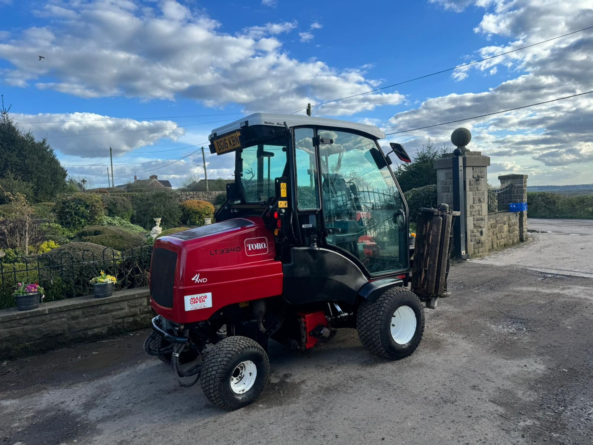 2016 TORO LT3340 4WD 3 GANG RIDE ON CYLINDER MOWER WITH CAB AND AIR CON *PLUS VAT* - Image 10 of 19