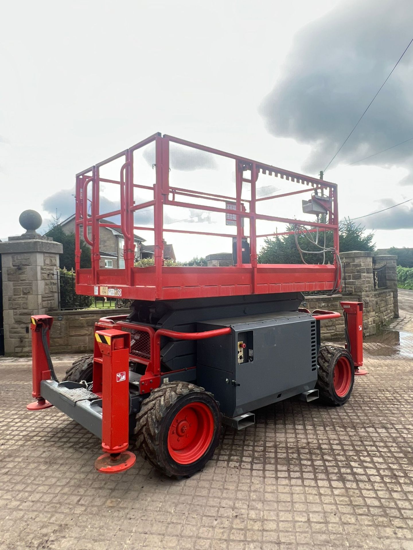 2011 SKYJACK SJ6832RT 4WD ROUGH TERRAIN SCISSOR LIFT *PLUS VAT* - Image 6 of 15