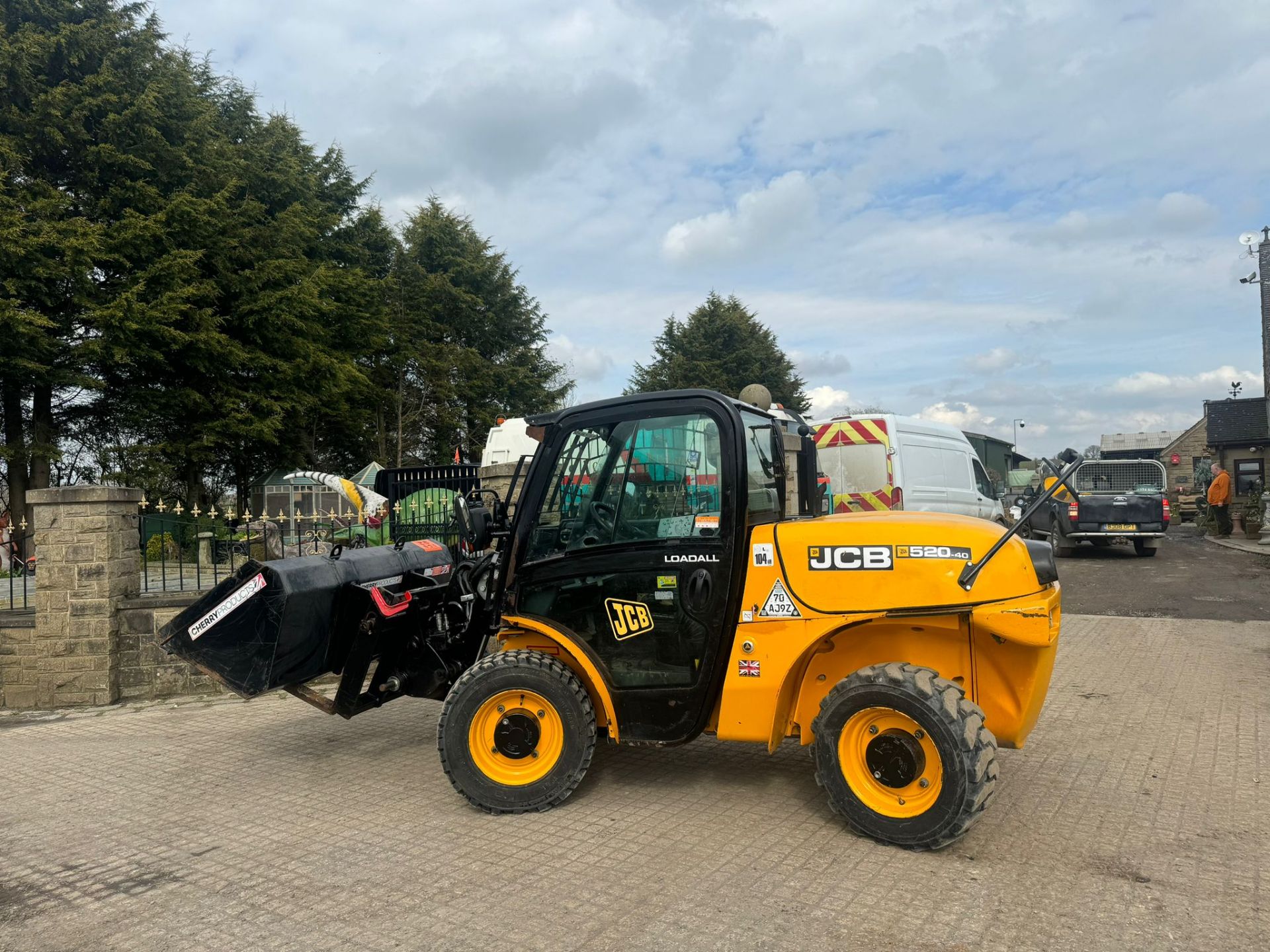 JCB 520-50 2 TON DIESEL TELESCOPIC TELEHANDLER BUCKET AND FORKS *PLUS VAT* - Image 6 of 27