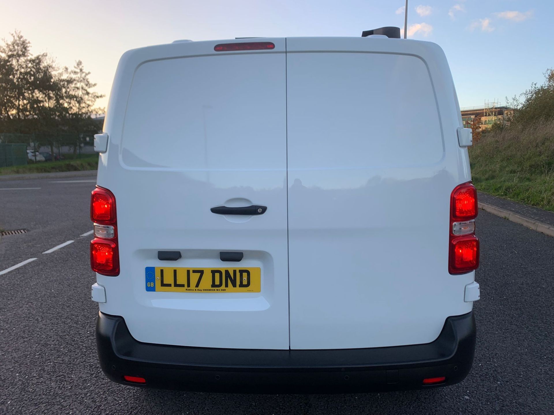 2017 PEUGEOT EXPERT PRO STANDARD BLUE HDI WHITE PANEL VAN *NO VAT* - Image 9 of 41