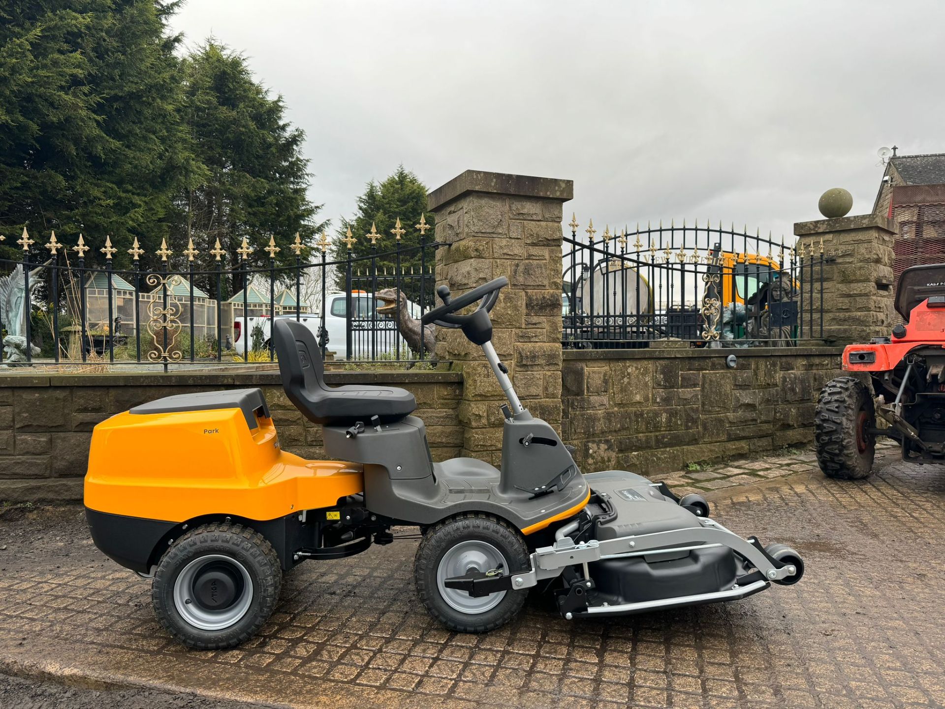 NEW/UNUSED STIGA ESSENTIAL PARK 300 RIDE ON LAWN MOWER *PLUS VAT*