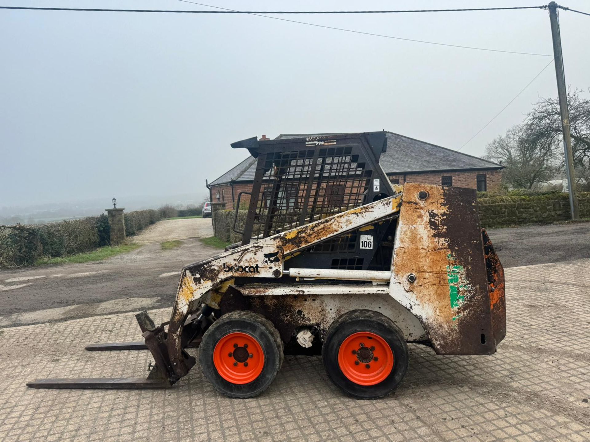 BOBCAT 641 SKIDSTEER LOADER WITH FORK ATTACHMENTS *PLUS VAT* - Image 4 of 15