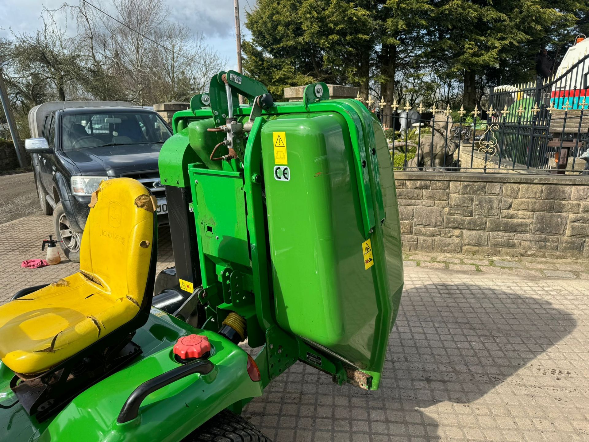 JOHN DEERE X495 RIDE ON LAWN MOWER WITH COLLECTOR *PLUS VAT* - Image 6 of 14