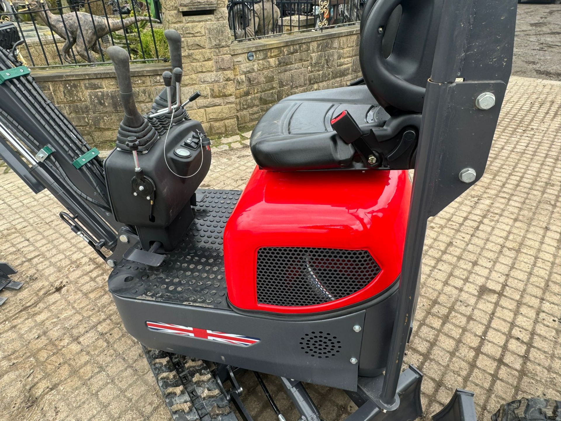 NEW/UNUSED 2024 KINGKONG K12 MINI EXCAVATOR WITH MANUAL THUMB GRAB ATTACHMENT *PLUS VAT* - Image 11 of 12