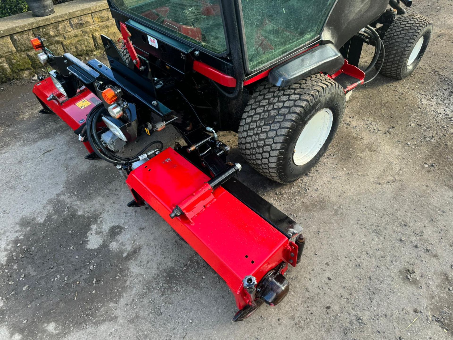 2016 TORO LT3340 4WD 3 GANG RIDE ON CYLINDER MOWER WITH CAB AND AIR CON *PLUS VAT* - Image 5 of 19