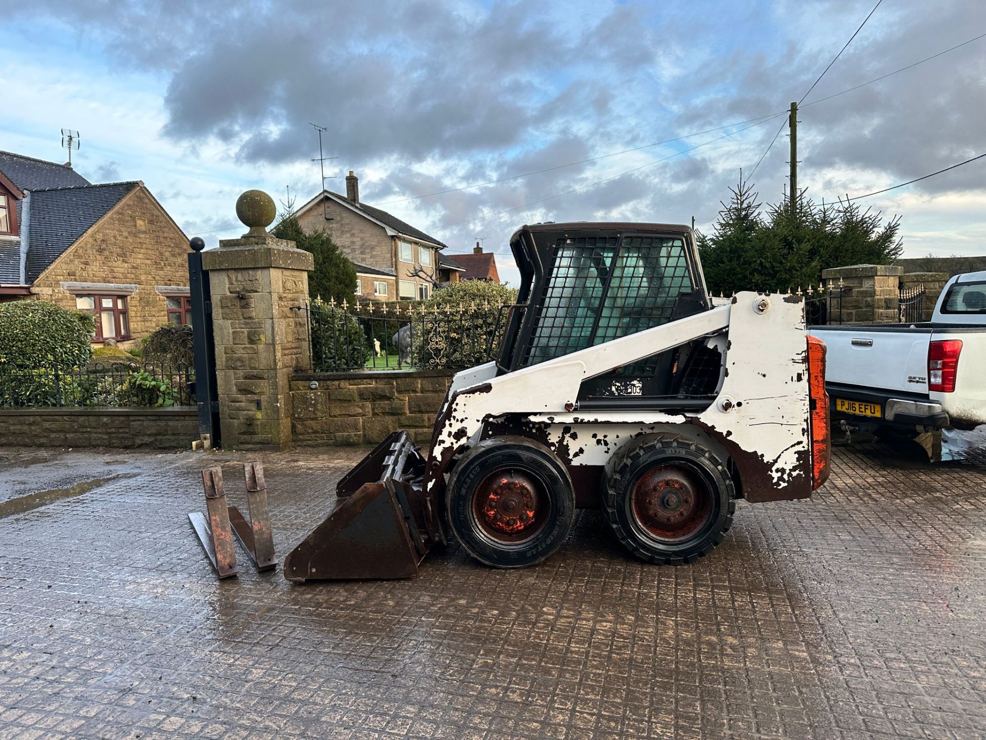 BOBCAT 753 WHEELED SKIDSTEER LOADER WITH BUCKET AND PALLET FORKS *PLUS VAT* - Image 3 of 15