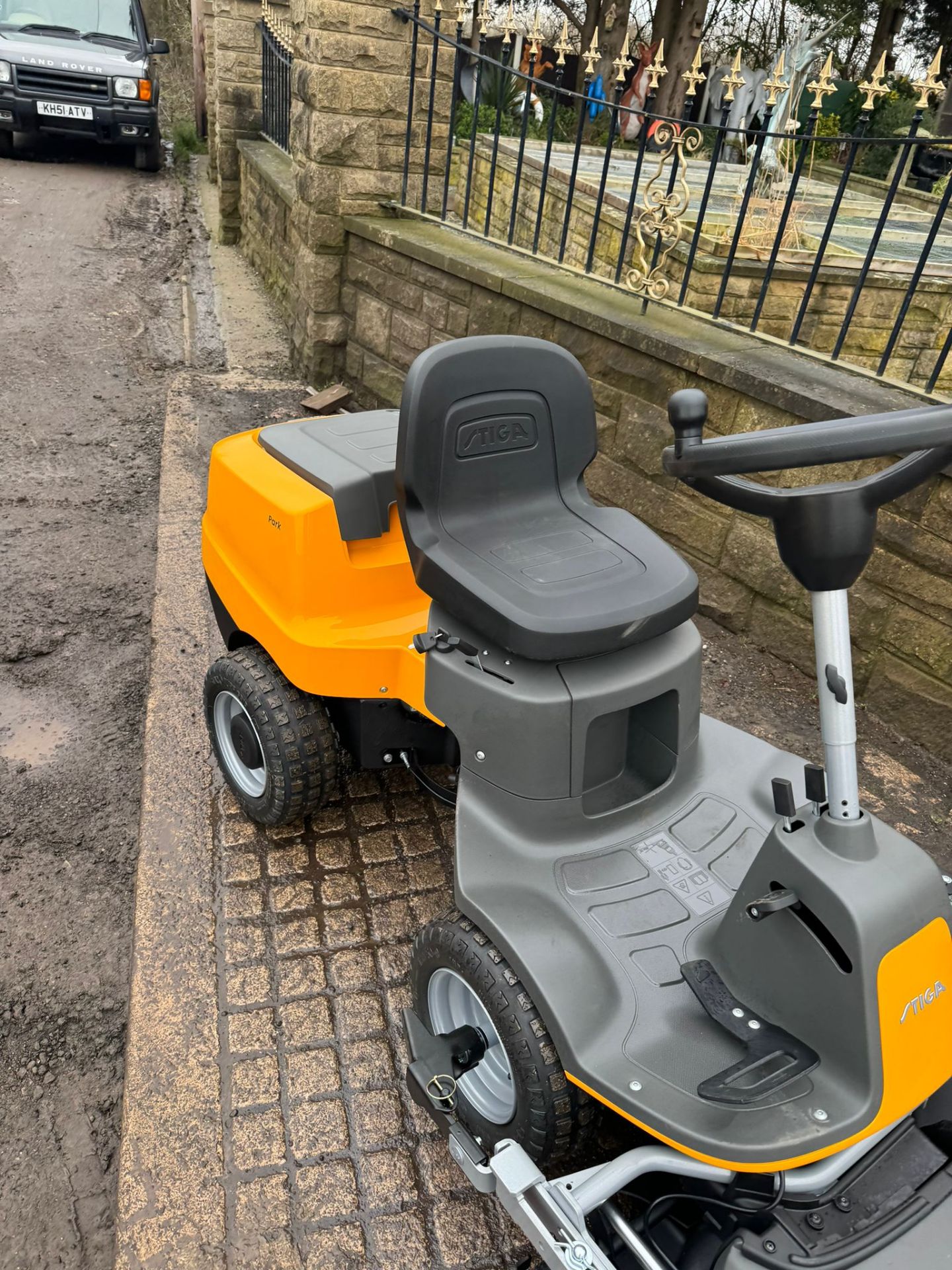 NEW/UNUSED STIGA ESSENTIAL PARK 300 RIDE ON LAWN MOWER *PLUS VAT* - Image 3 of 18