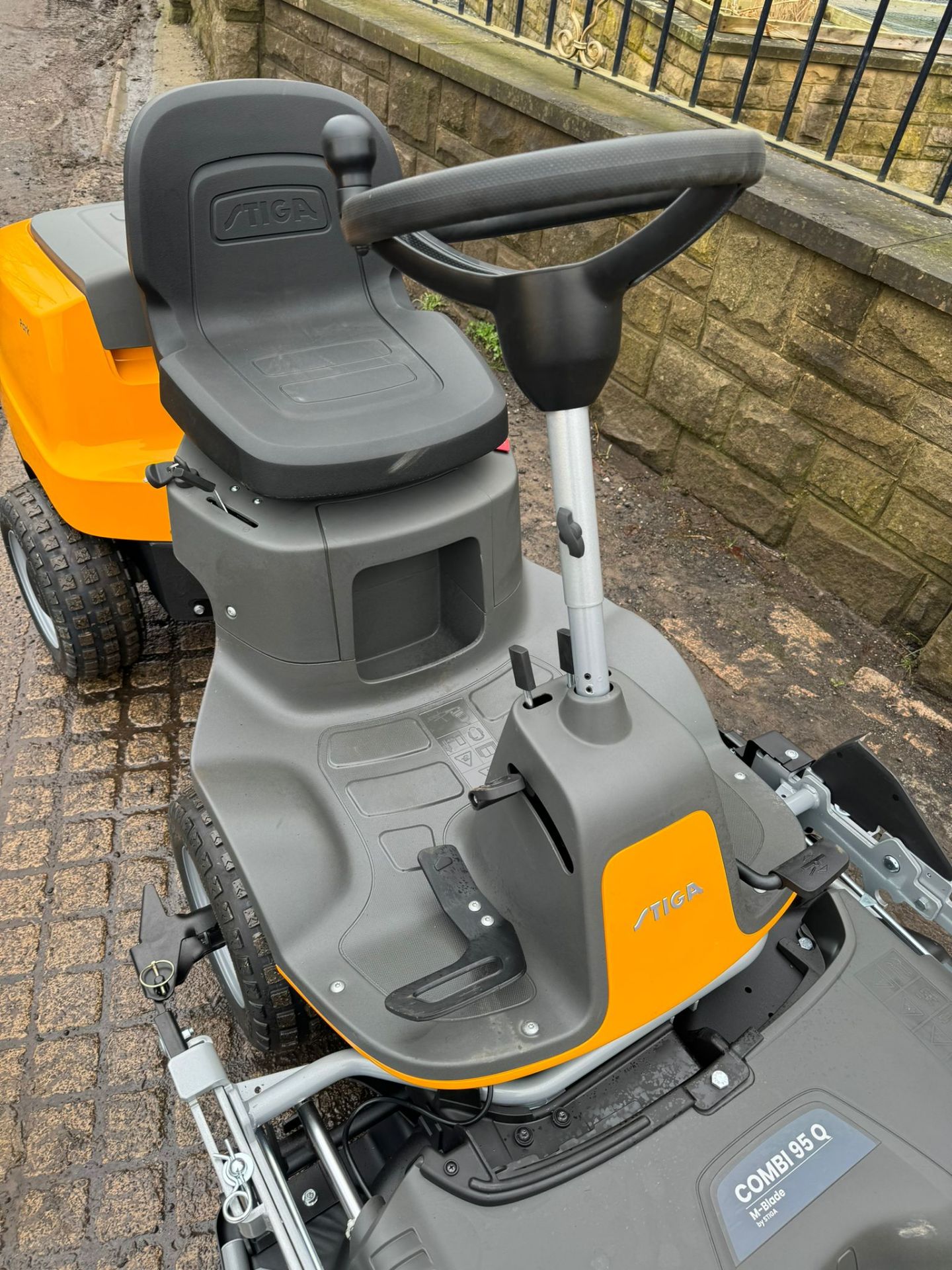 NEW/UNUSED STIGA ESSENTIAL PARK 300 RIDE ON LAWN MOWER *PLUS VAT* - Bild 4 aus 18