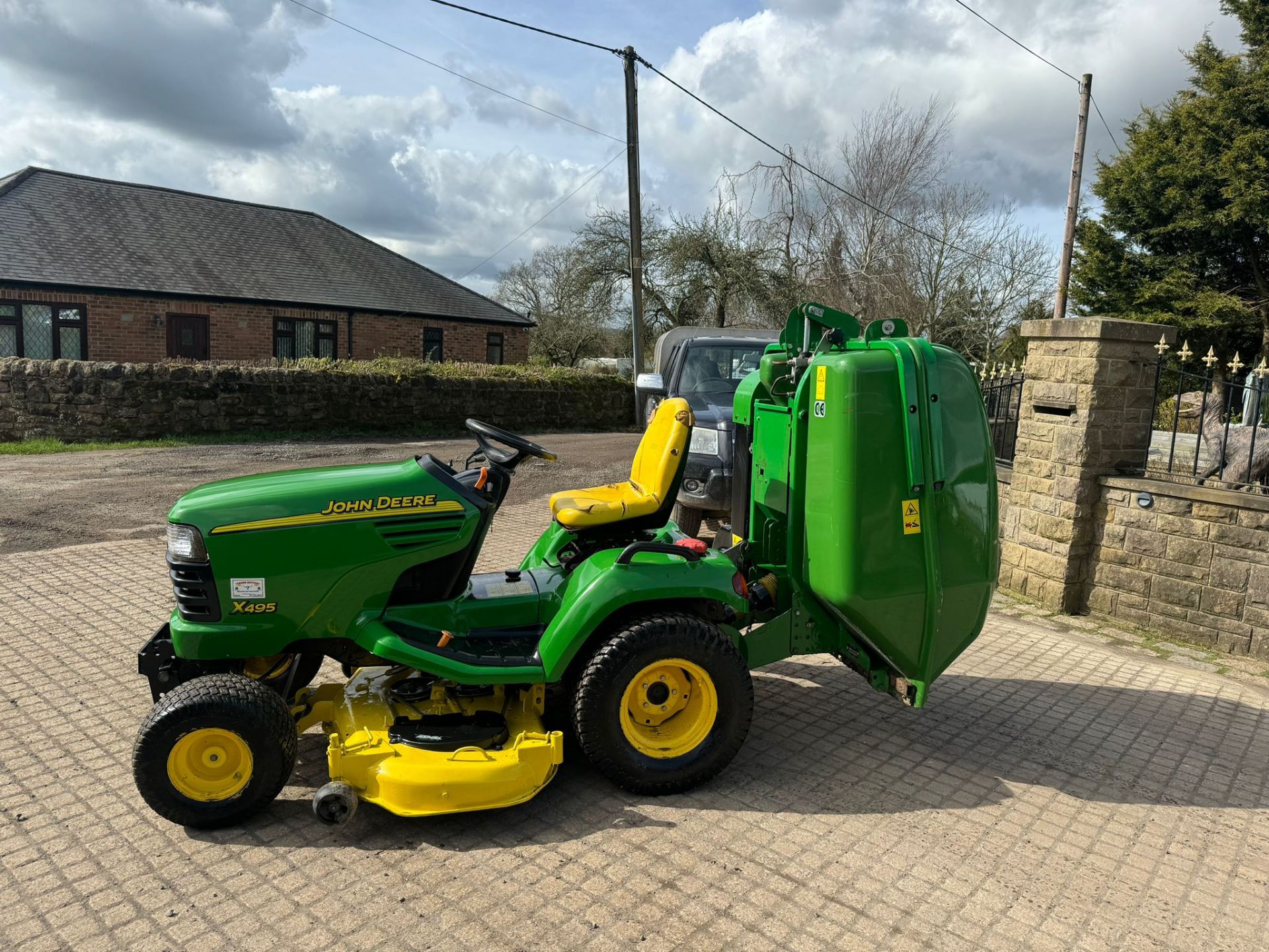 JOHN DEERE X495 RIDE ON LAWN MOWER WITH COLLECTOR *PLUS VAT* - Image 4 of 14