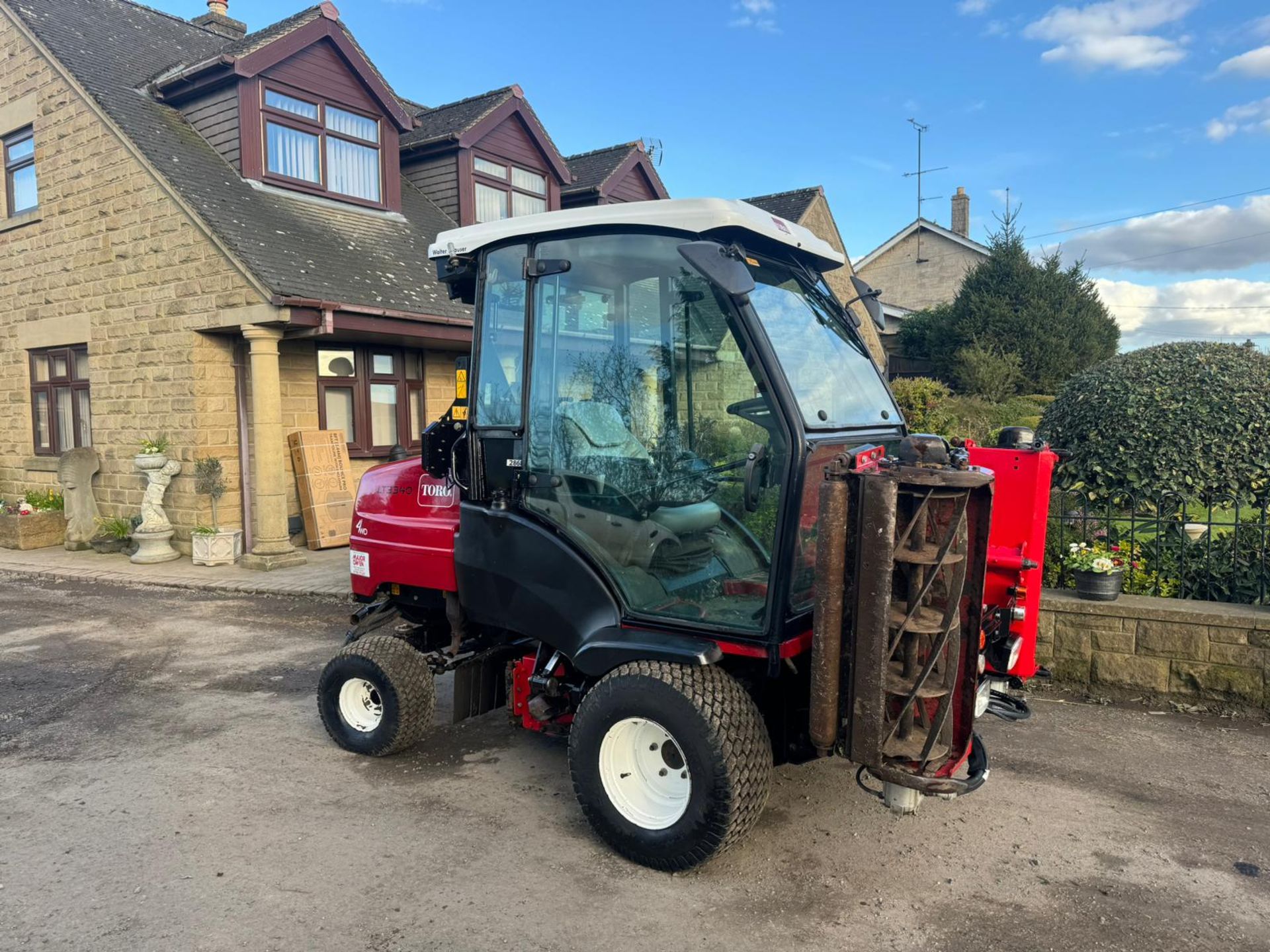 2016 TORO LT3340 4WD 3 GANG RIDE ON CYLINDER MOWER WITH CAB AND AIR CON *PLUS VAT* - Image 11 of 19