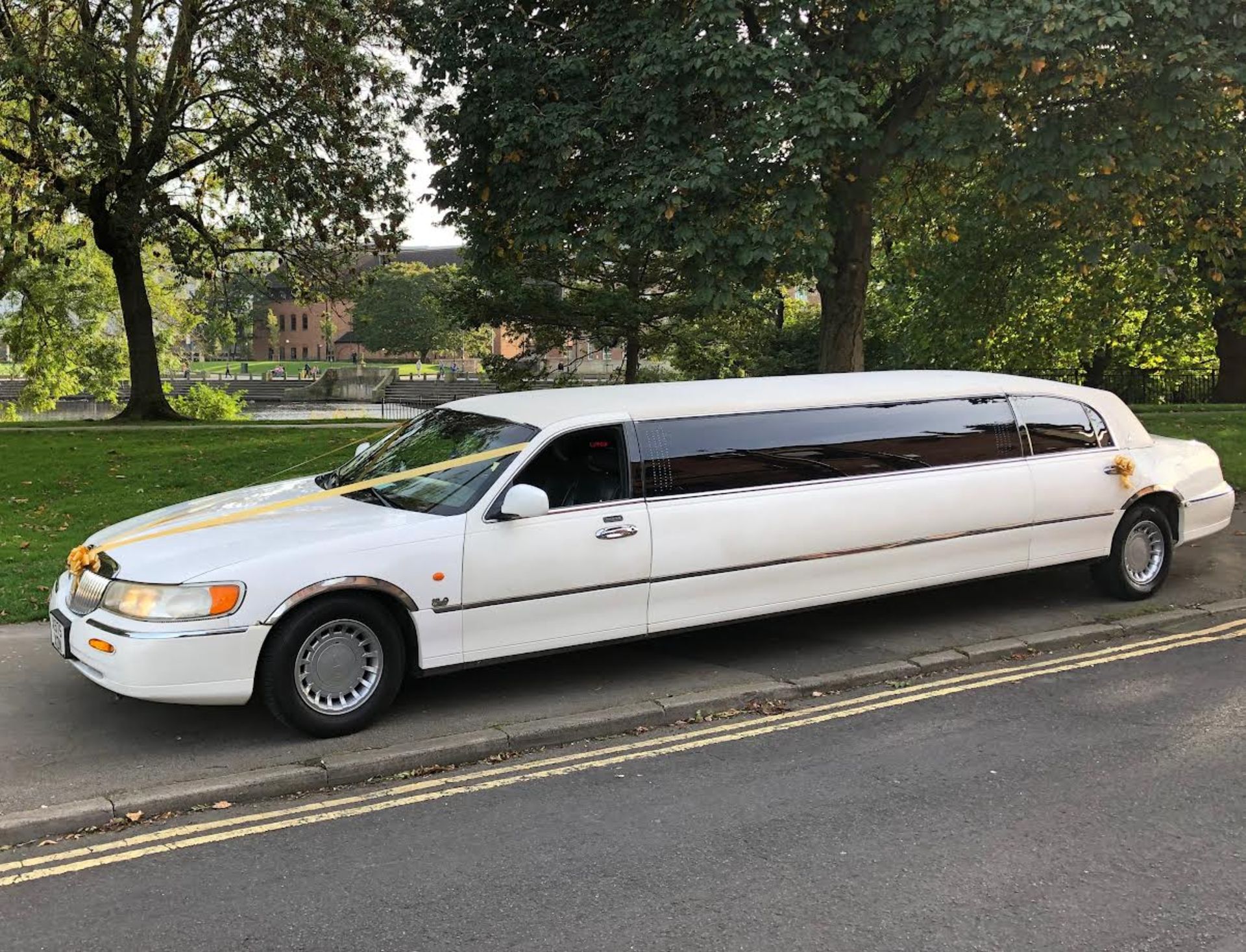 2001 LINCOLN TOWN CAR AUTO WHITE 10 SEATER LIMOUSINE WEDDING CAR *NO VAT*