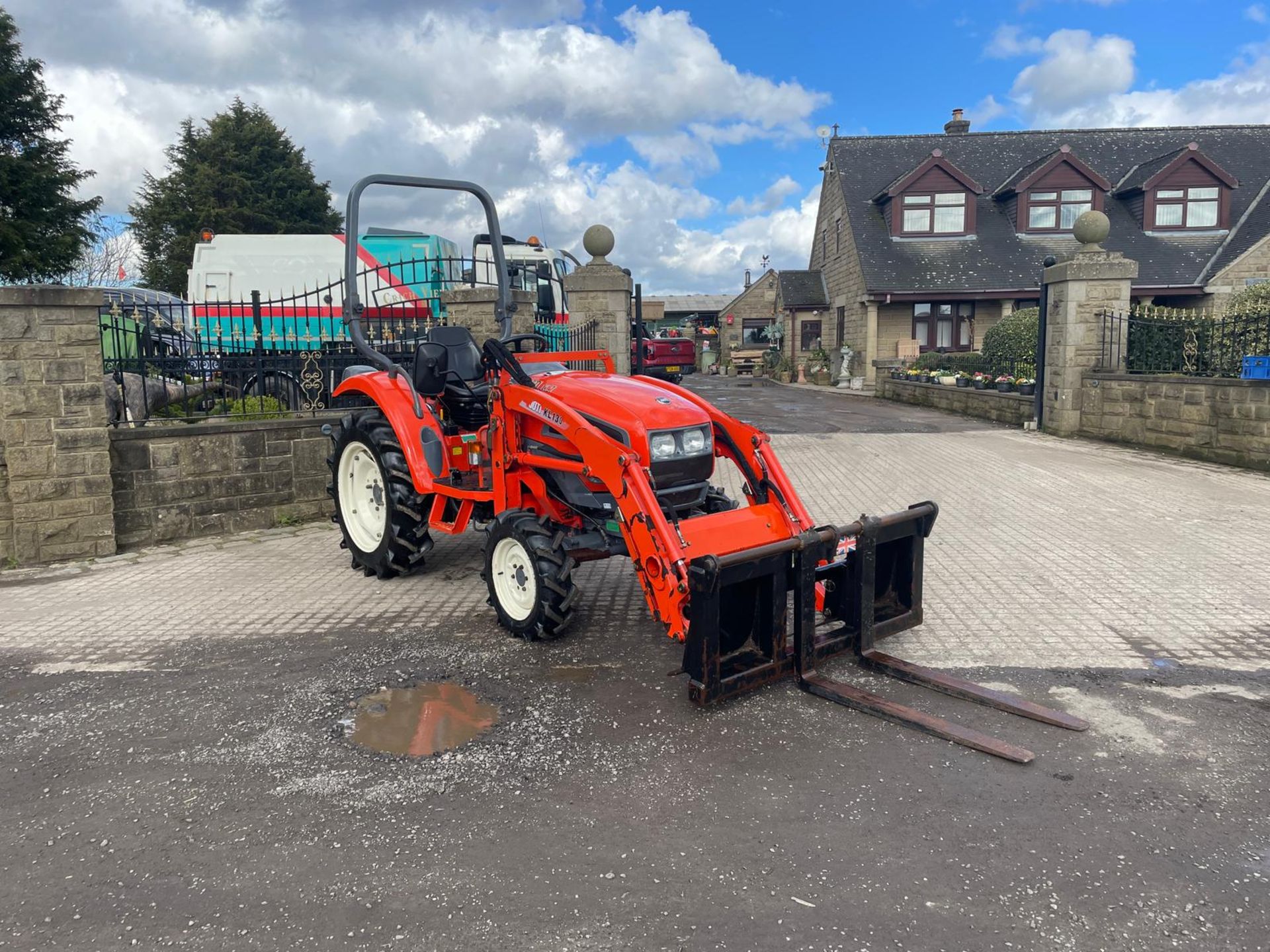 60 REG KIOTI CX27 27HP 4WD COMPACT TRACTOR WITH KIOTI KL130 FRONT LOADER AND PALLET FORKS *PLUS VAT*