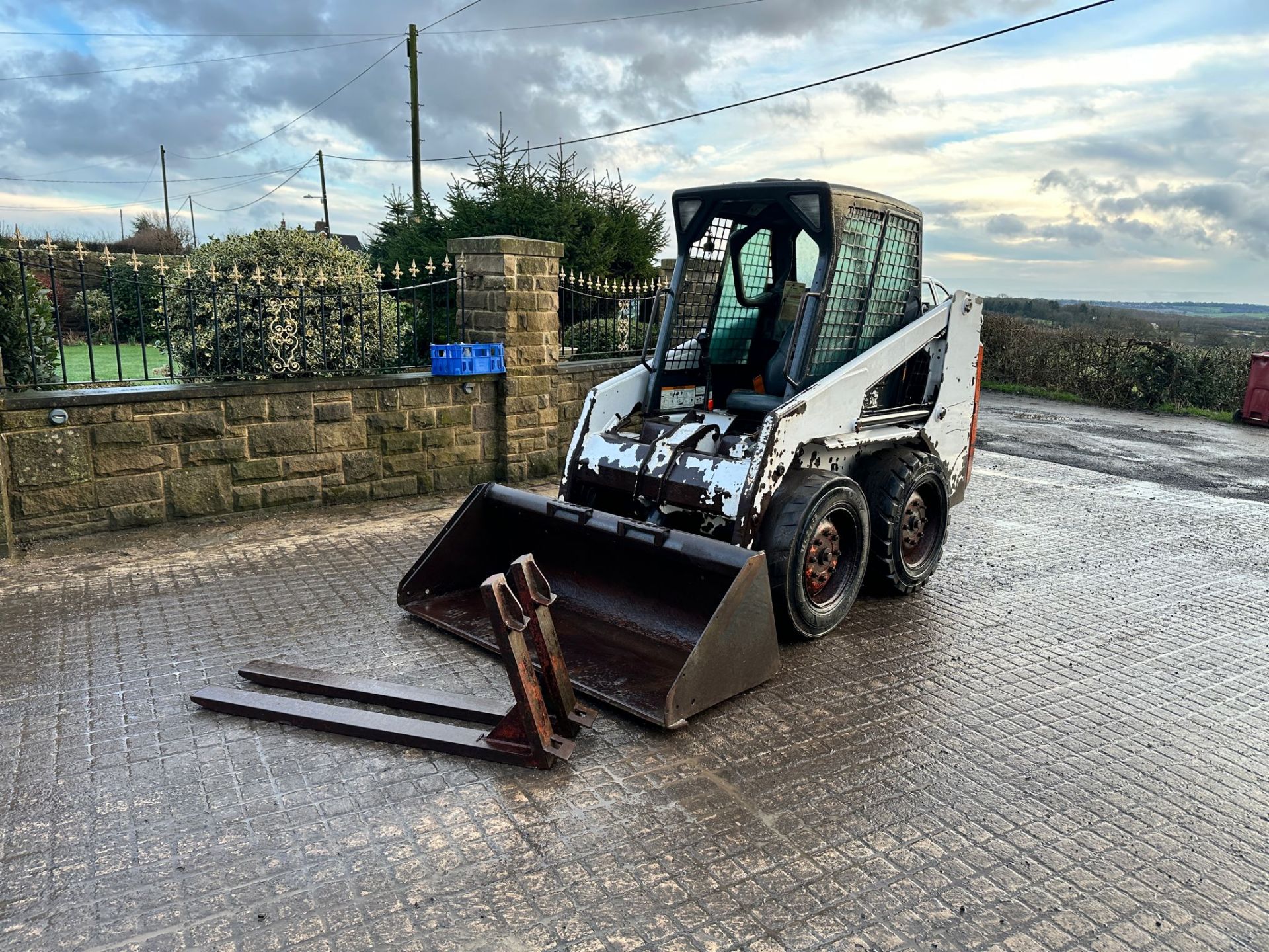 BOBCAT 753 WHEELED SKIDSTEER LOADER WITH BUCKET AND PALLET FORKS *PLUS VAT* - Image 2 of 15