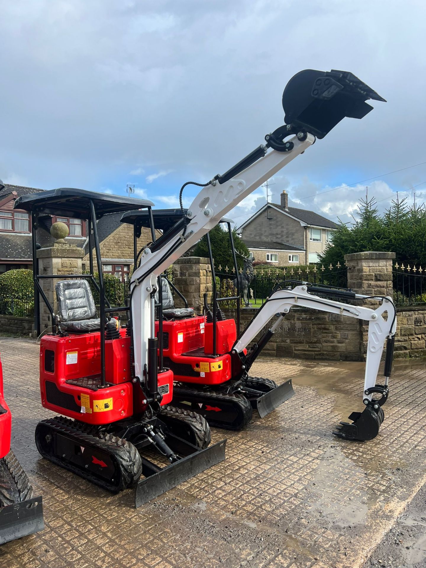 NEW/UNUSED TOS R319 MINI EXCAVATOR *PLUS VAT* - Image 4 of 10