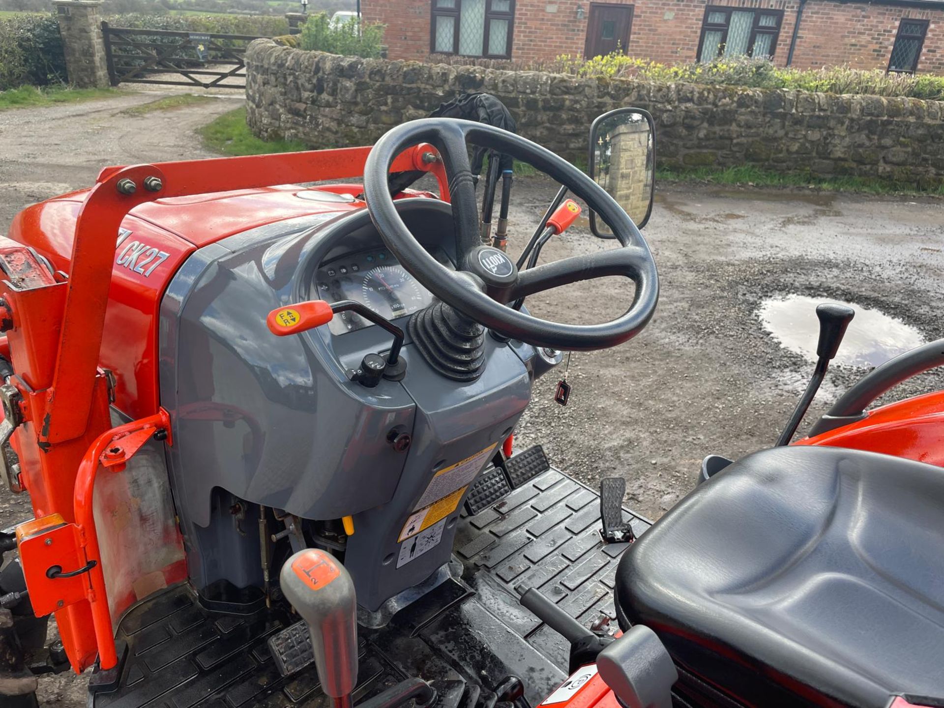 60 REG KIOTI CX27 27HP 4WD COMPACT TRACTOR WITH KIOTI KL130 FRONT LOADER AND PALLET FORKS *PLUS VAT* - Image 17 of 19
