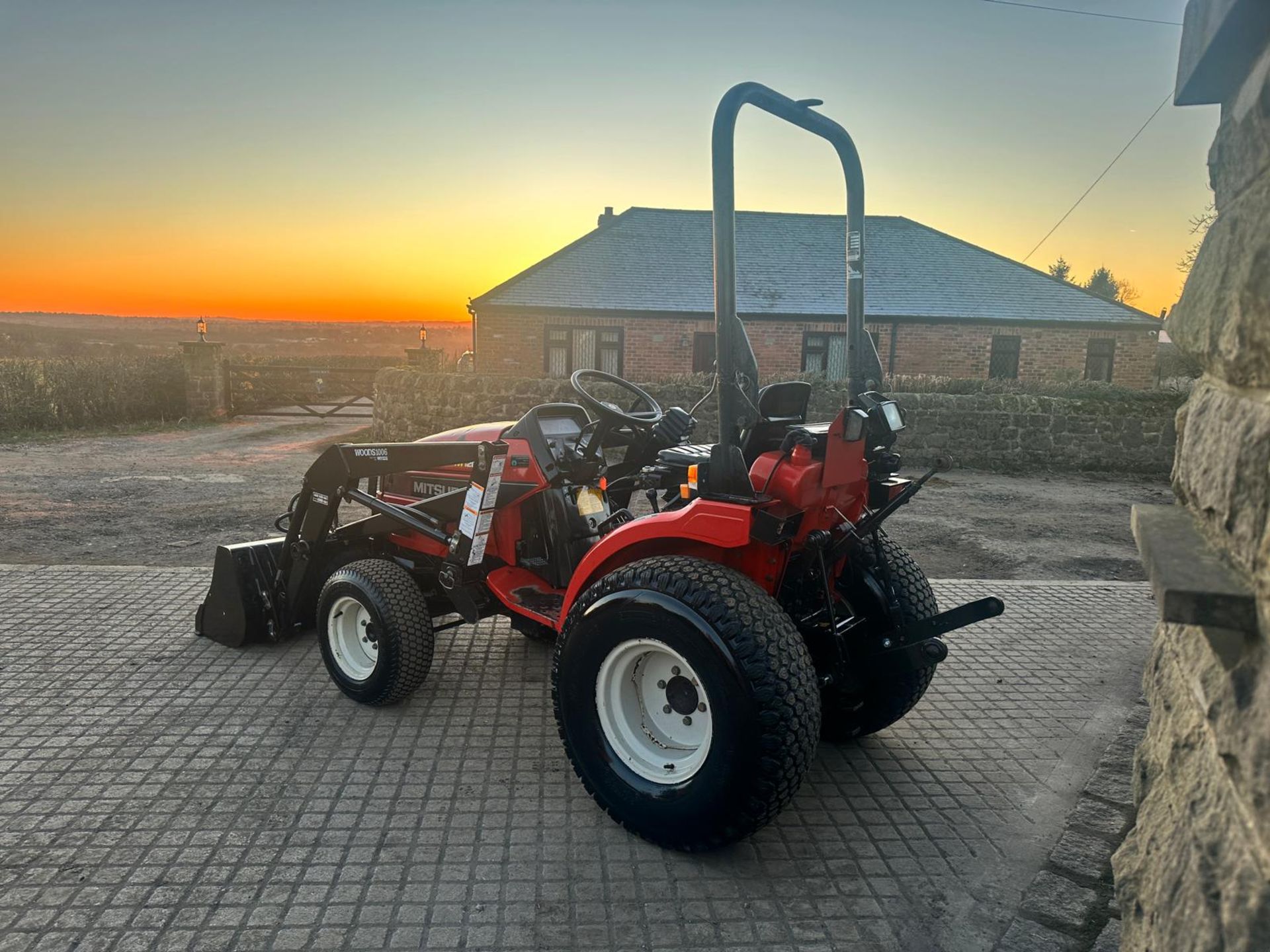 MITSUBISHI MT200HD 20HP 4WD COMPACT TRACTOR WITH FRONT LOADER AND BUCKET *PLUS VAT* - Image 4 of 19