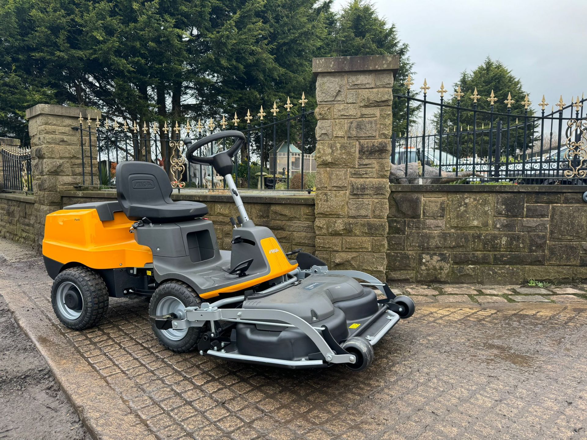 NEW/UNUSED STIGA ESSENTIAL PARK 300 RIDE ON LAWN MOWER *PLUS VAT* - Image 2 of 18