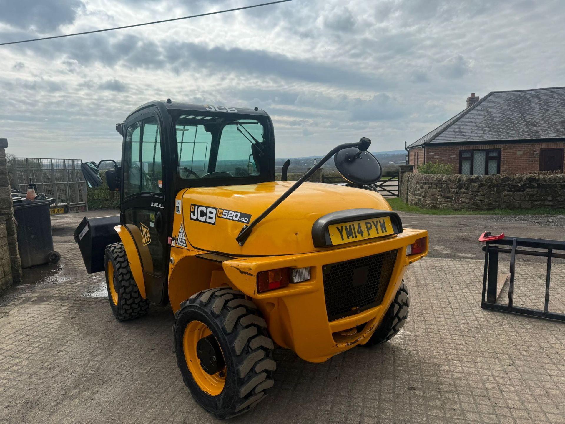 JCB 520-50 2 TON DIESEL TELESCOPIC TELEHANDLER BUCKET AND FORKS *PLUS VAT* - Image 10 of 27