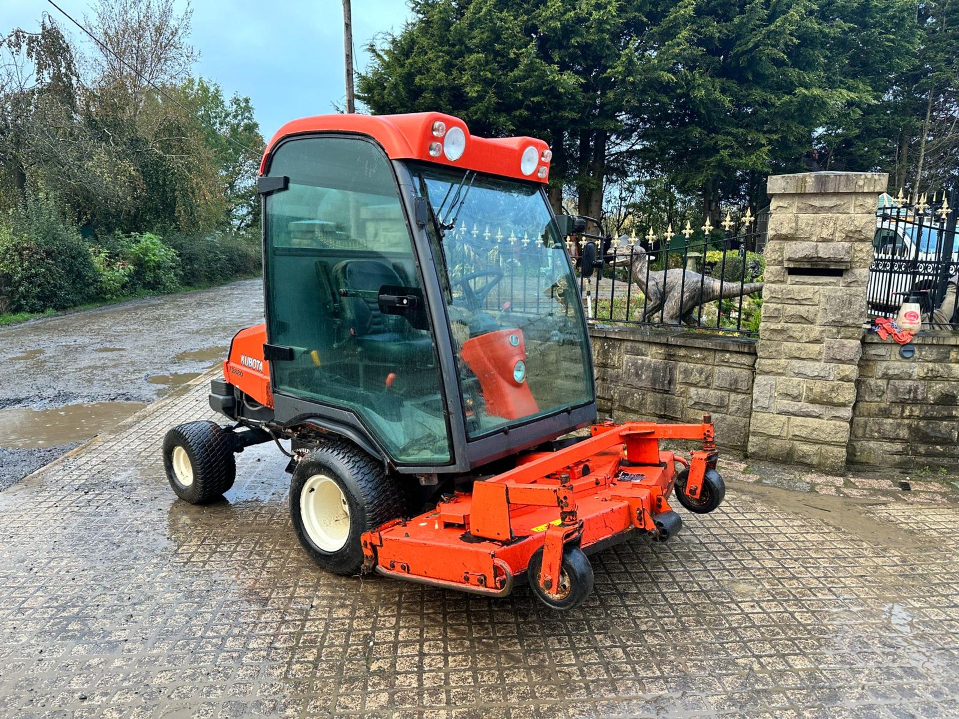 KUBOTA F2880 4WD OUTFRONT RIDE ON MOWER WITH CAB *PLUS VAT* - Bild 5 aus 15