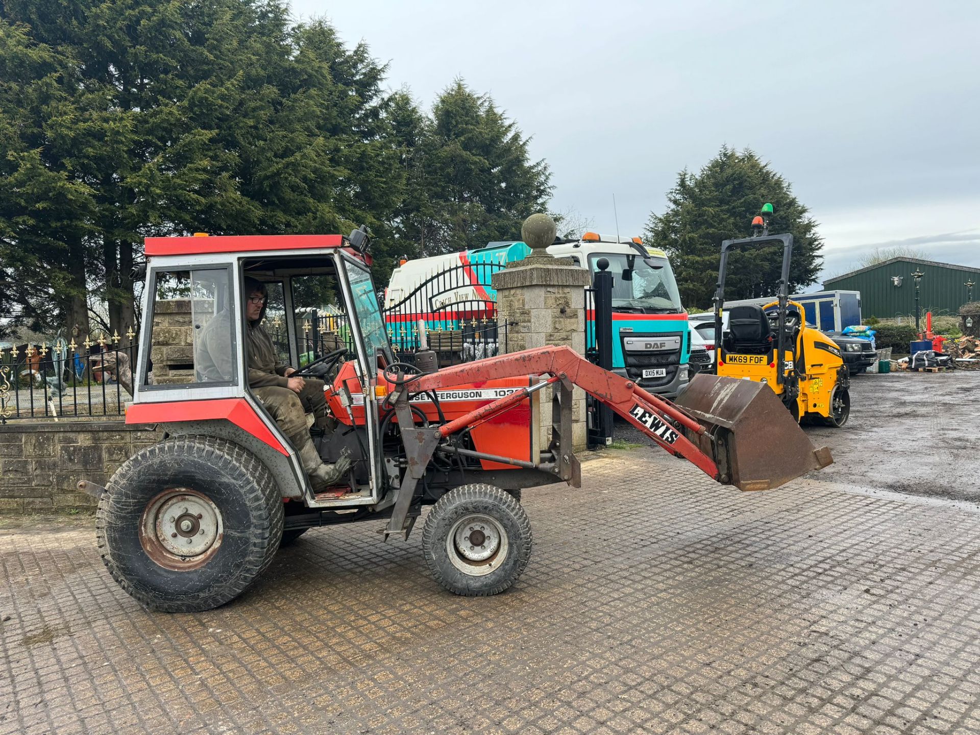 MASSEY FERGUSON 1030 26HP 4WD COMPACT TRACTOR WITH LEWIS LOADER AND BUCKET *PLUS VAT* - Image 8 of 13