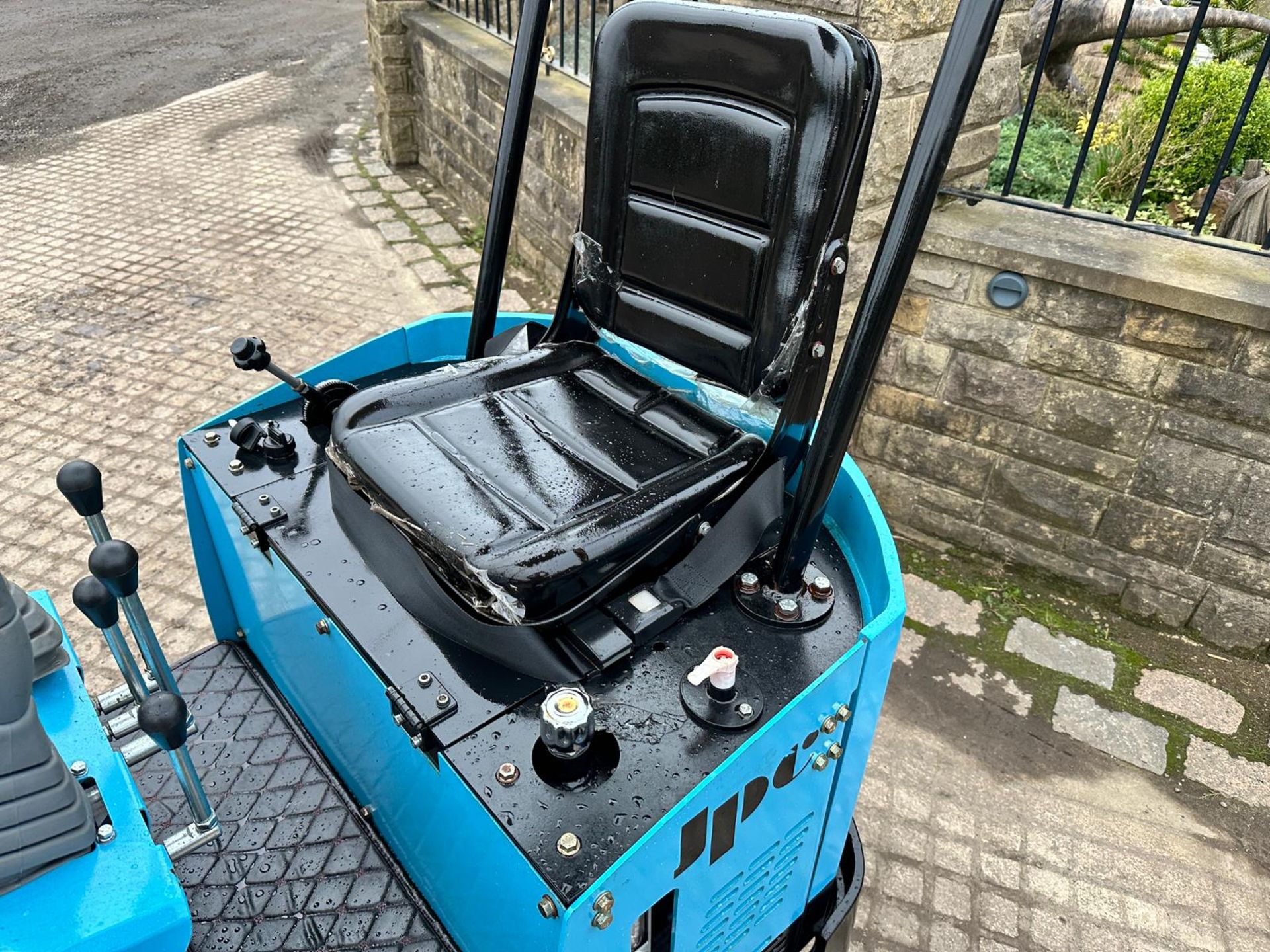 NEW/UNUSED JPC HT12 MINI EXCAVATOR WITH NEW/UNUSED 12” POSTHOLE BORER AND BUCKET *PLUS VAT* - Image 16 of 17