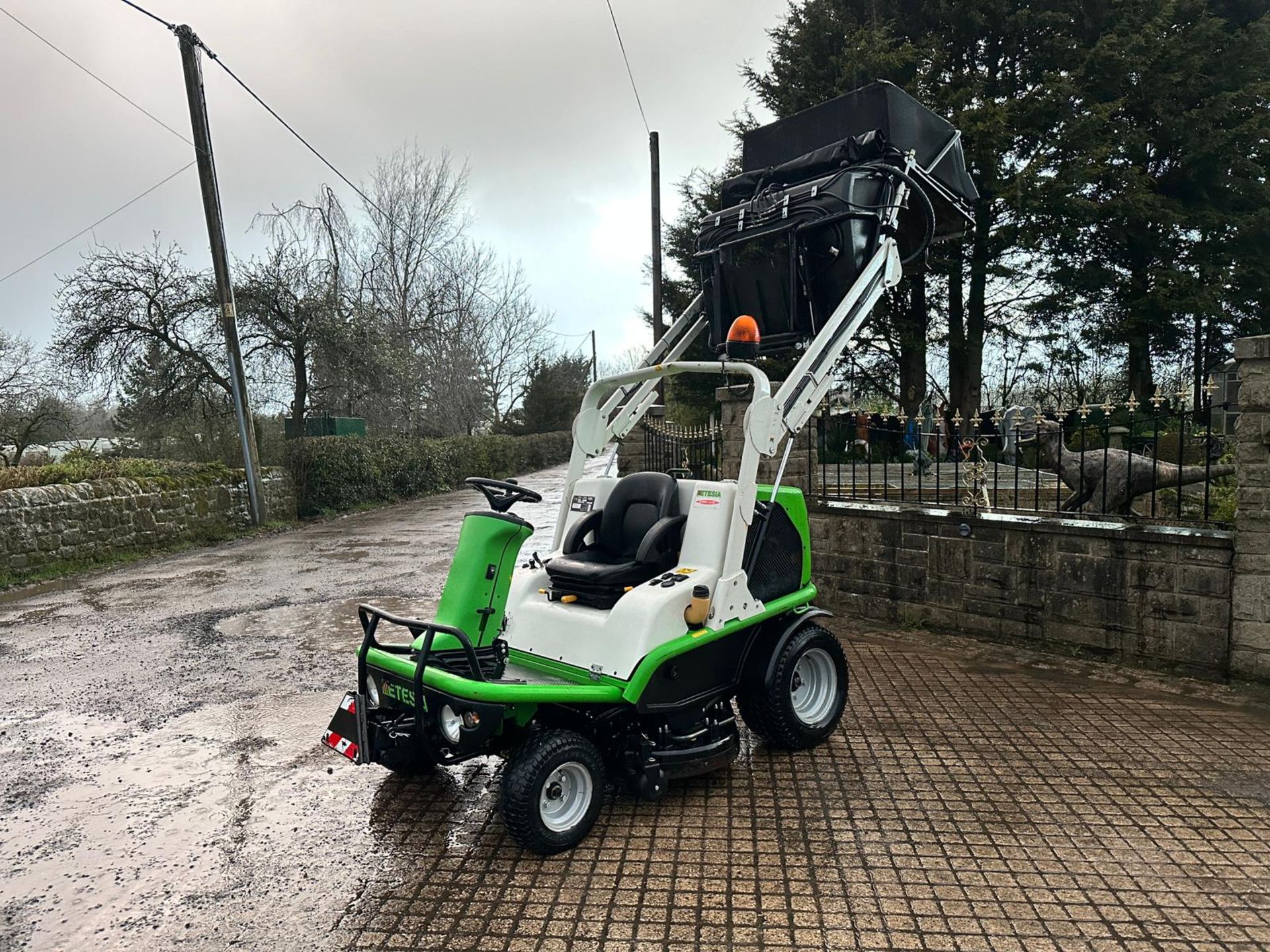 2011 ETESIA HYDRO 124DX 4WD RIDE ON HIGH TIP MOWER *PLUS VAT* - Image 2 of 19