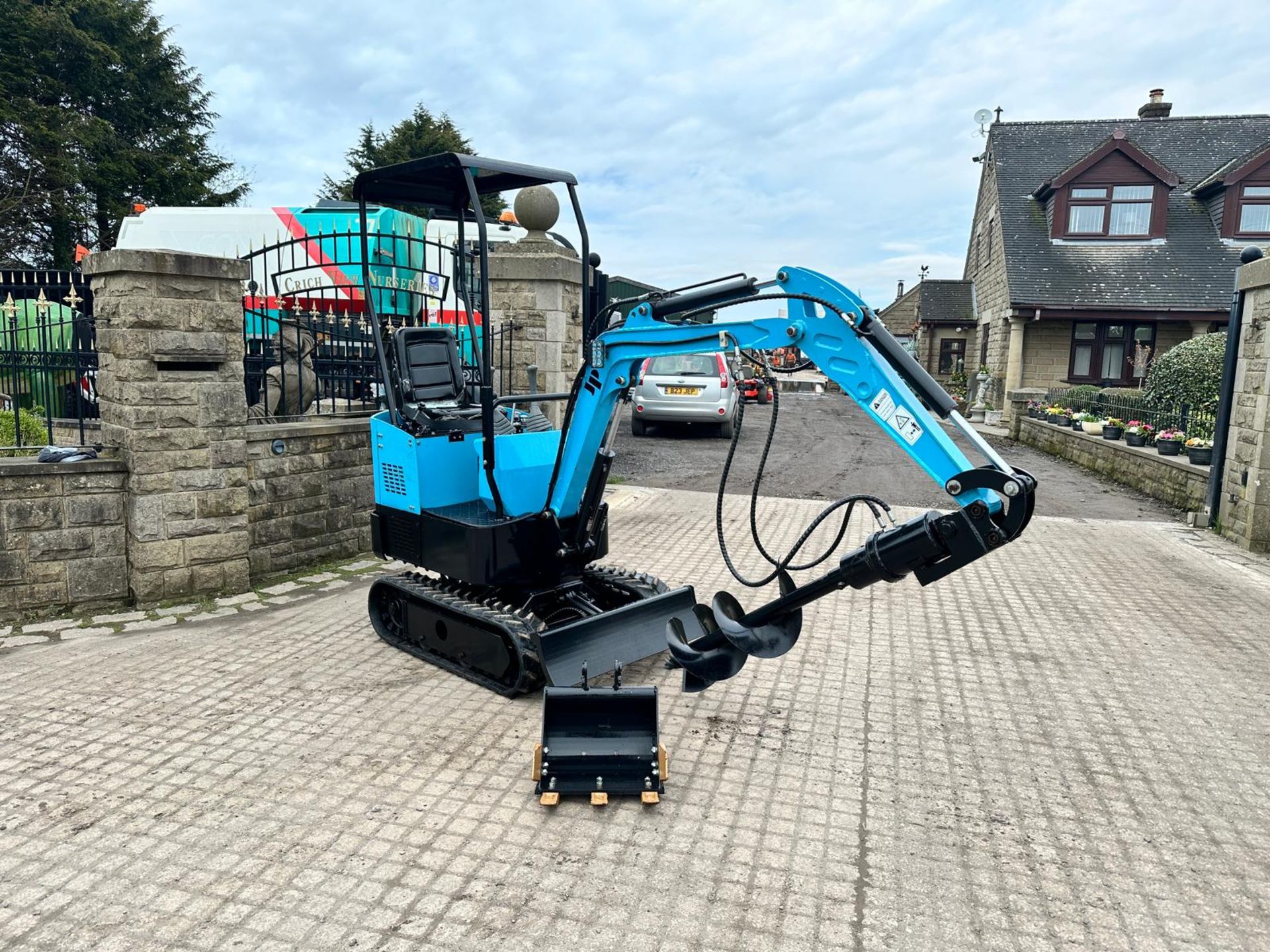 NEW/UNUSED JPC HT12 MINI EXCAVATOR WITH NEW/UNUSED 12” POSTHOLE BORER AND BUCKET *PLUS VAT* - Image 2 of 17