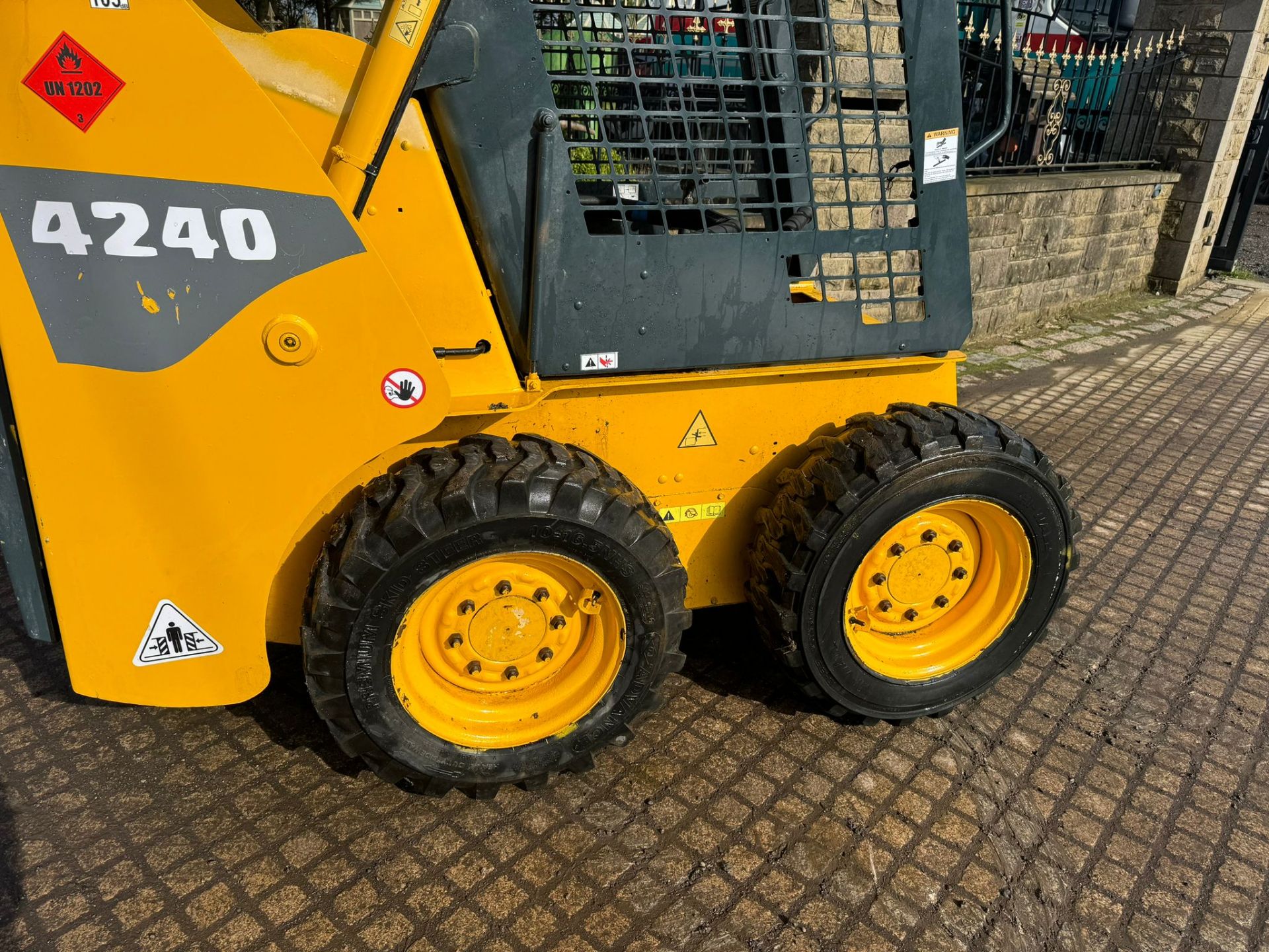 GEHL 4240 SKIDSTEER LOADER *PLUS VAT* - Image 8 of 15