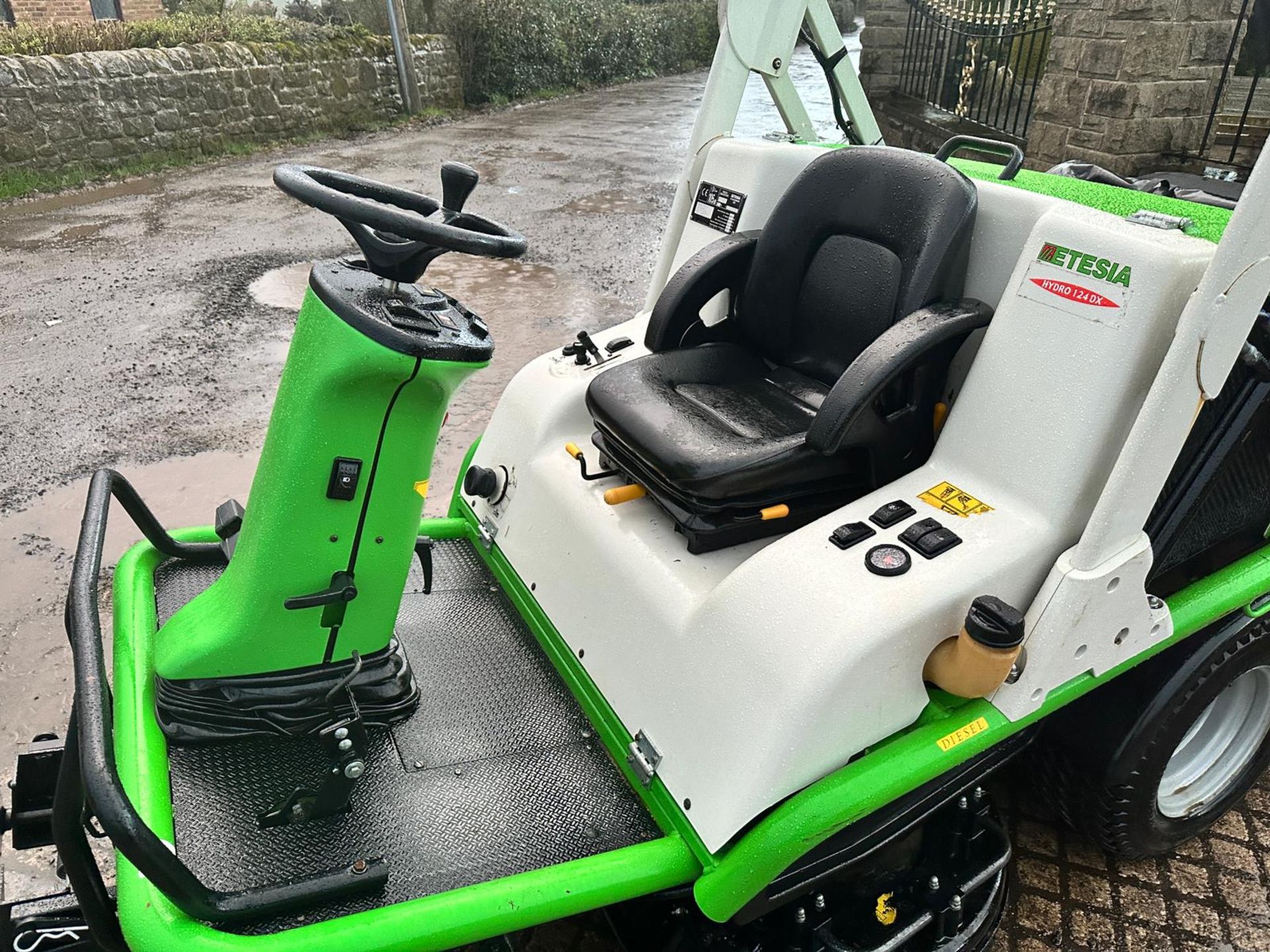 2011 ETESIA HYDRO 124DX 4WD RIDE ON HIGH TIP MOWER *PLUS VAT* - Image 10 of 19