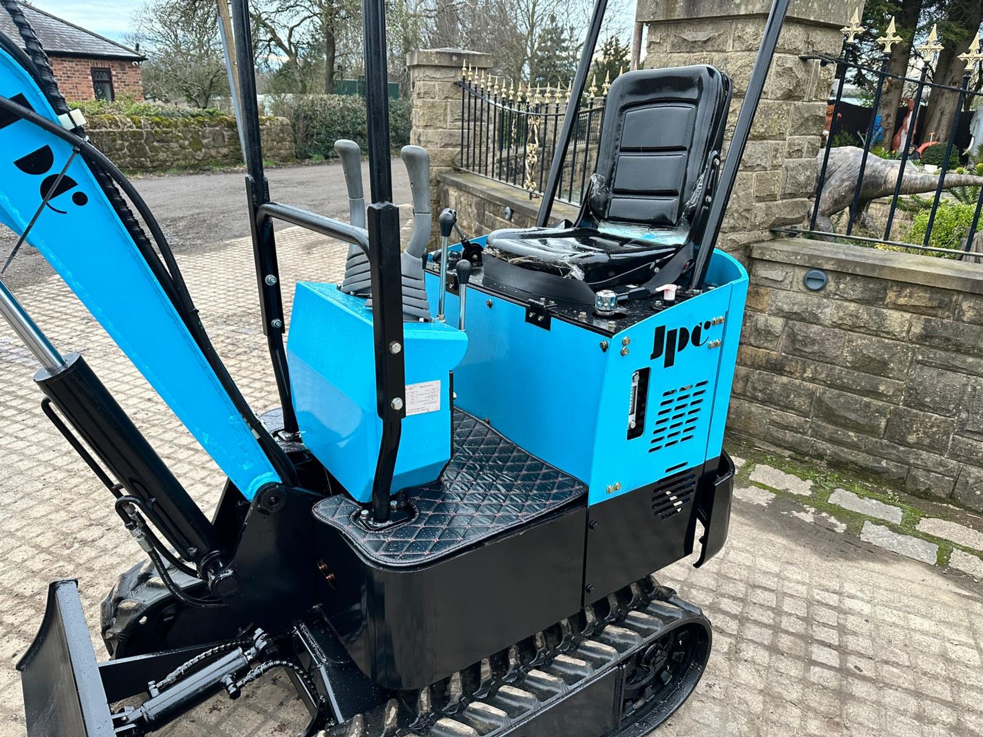 NEW/UNUSED JPC HT12 MINI EXCAVATOR WITH NEW/UNUSED 12” POSTHOLE BORER AND BUCKET *PLUS VAT* - Image 15 of 17