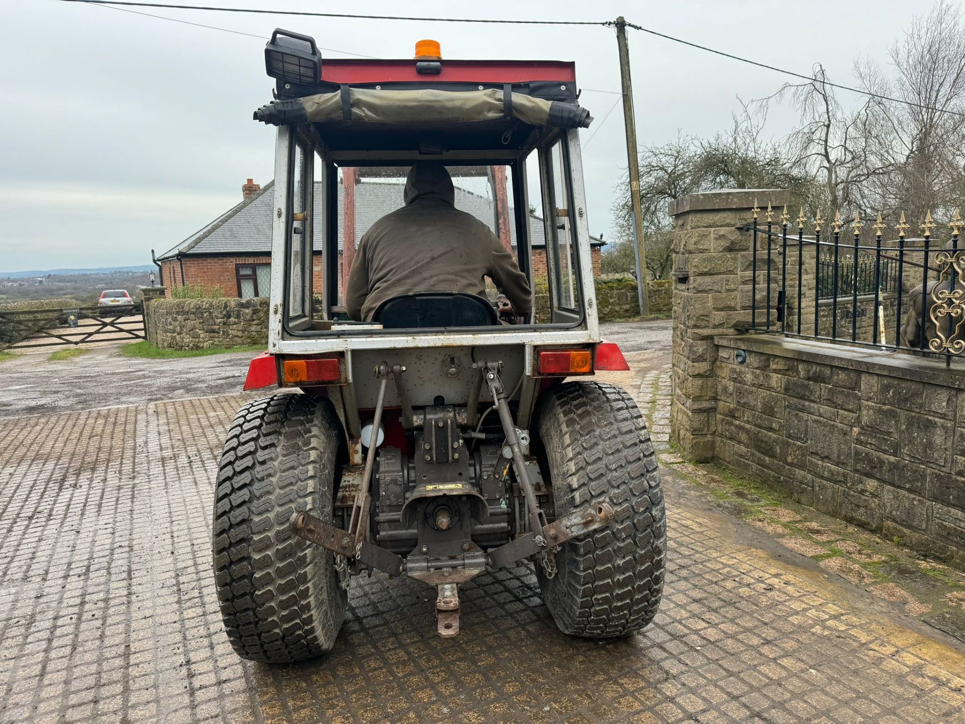 MASSEY FERGUSON 1030 26HP 4WD COMPACT TRACTOR WITH LEWIS LOADER AND BUCKET *PLUS VAT* - Image 6 of 13