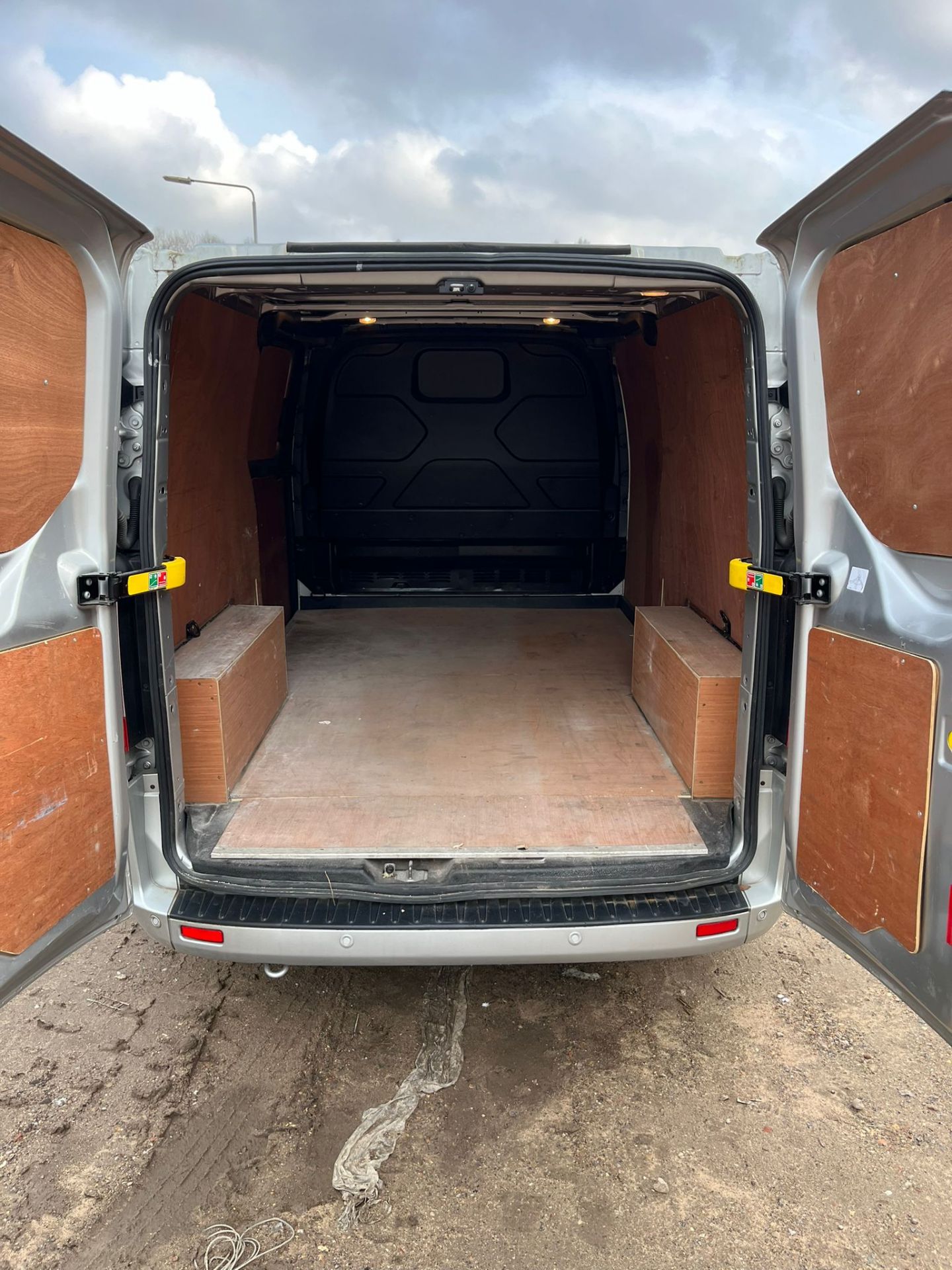 2018/68 REG FORD TRANSIT CUSTOM 300 LIMITED 2.0 DIESEL SILVER PANEL VAN, SHOWING 1 FORMER KEEPER - Image 6 of 12