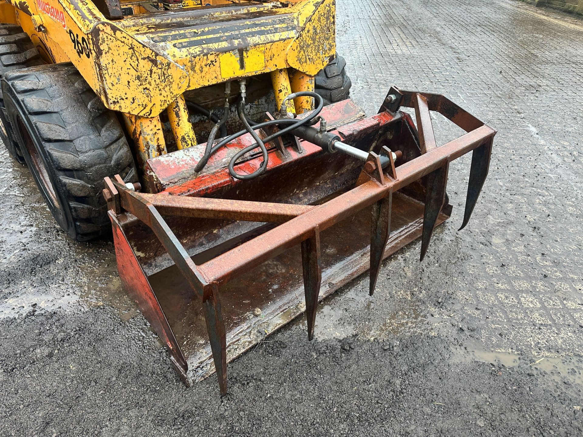 MUSTANG 960 WHEELED SKIDSTEER LOADER WITH MUCK GRAB *PLUS VAT* - Image 11 of 13