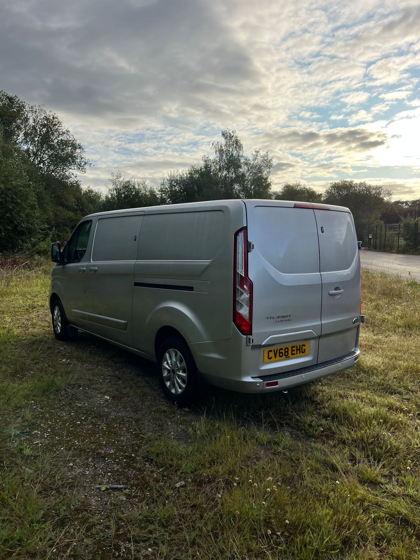 2018 FORD TRANSIT CUSTOM 300 LIMITED SILVER PANEL VAN *NO VAT* - Image 4 of 7