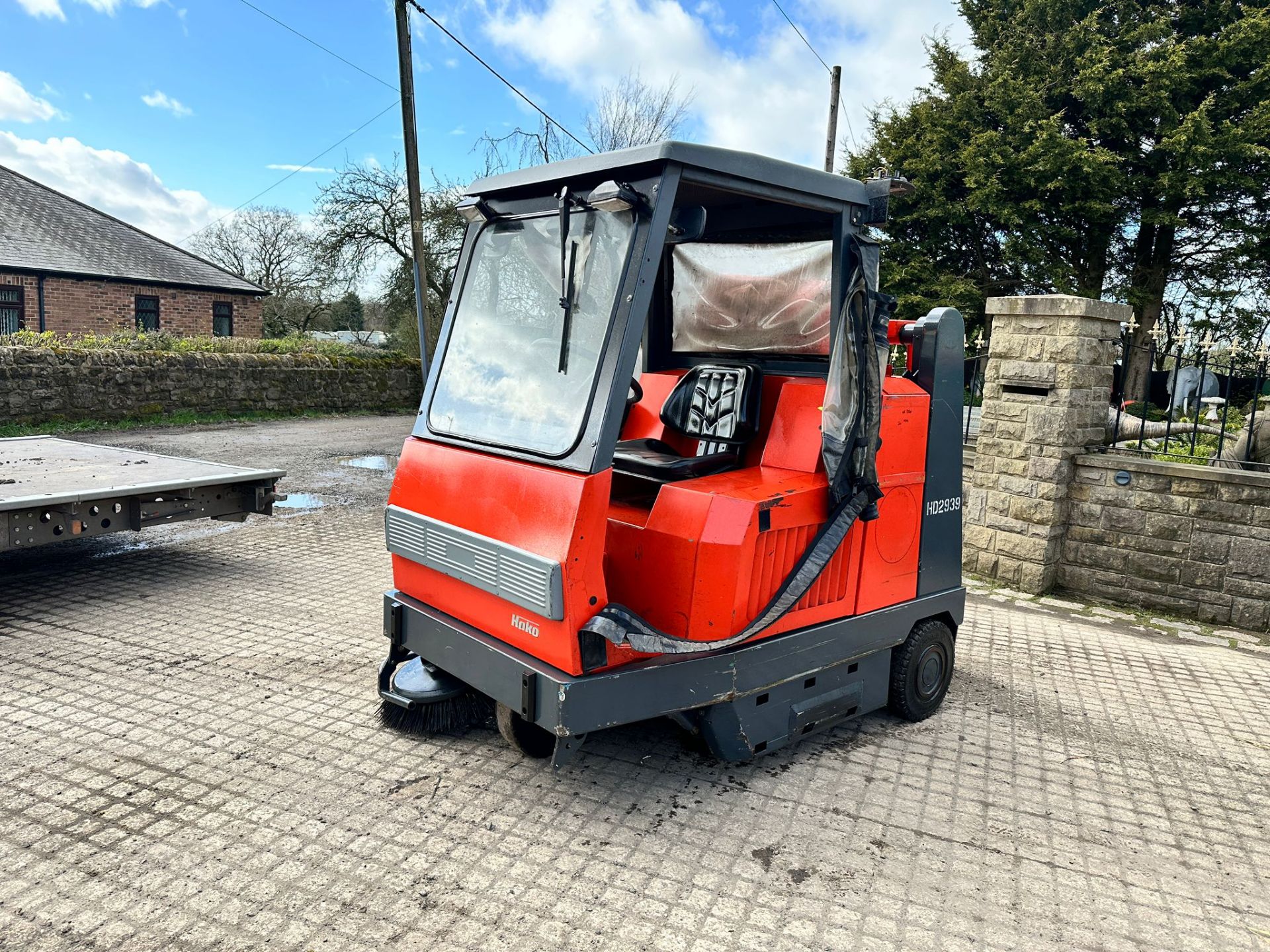 2007 HAKO JONAS 1450V RIDE ON SWEEPER *PLUS VAT* - Image 2 of 11