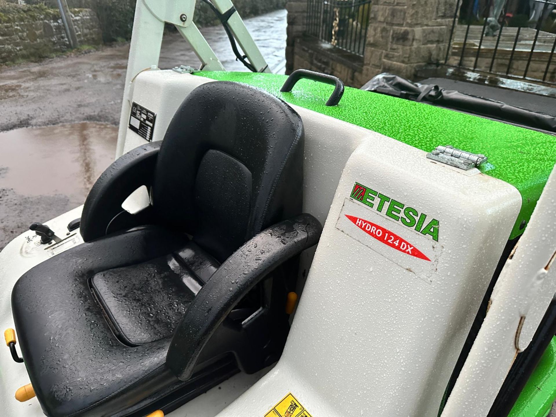 2011 ETESIA HYDRO 124DX 4WD RIDE ON HIGH TIP MOWER *PLUS VAT* - Image 16 of 19