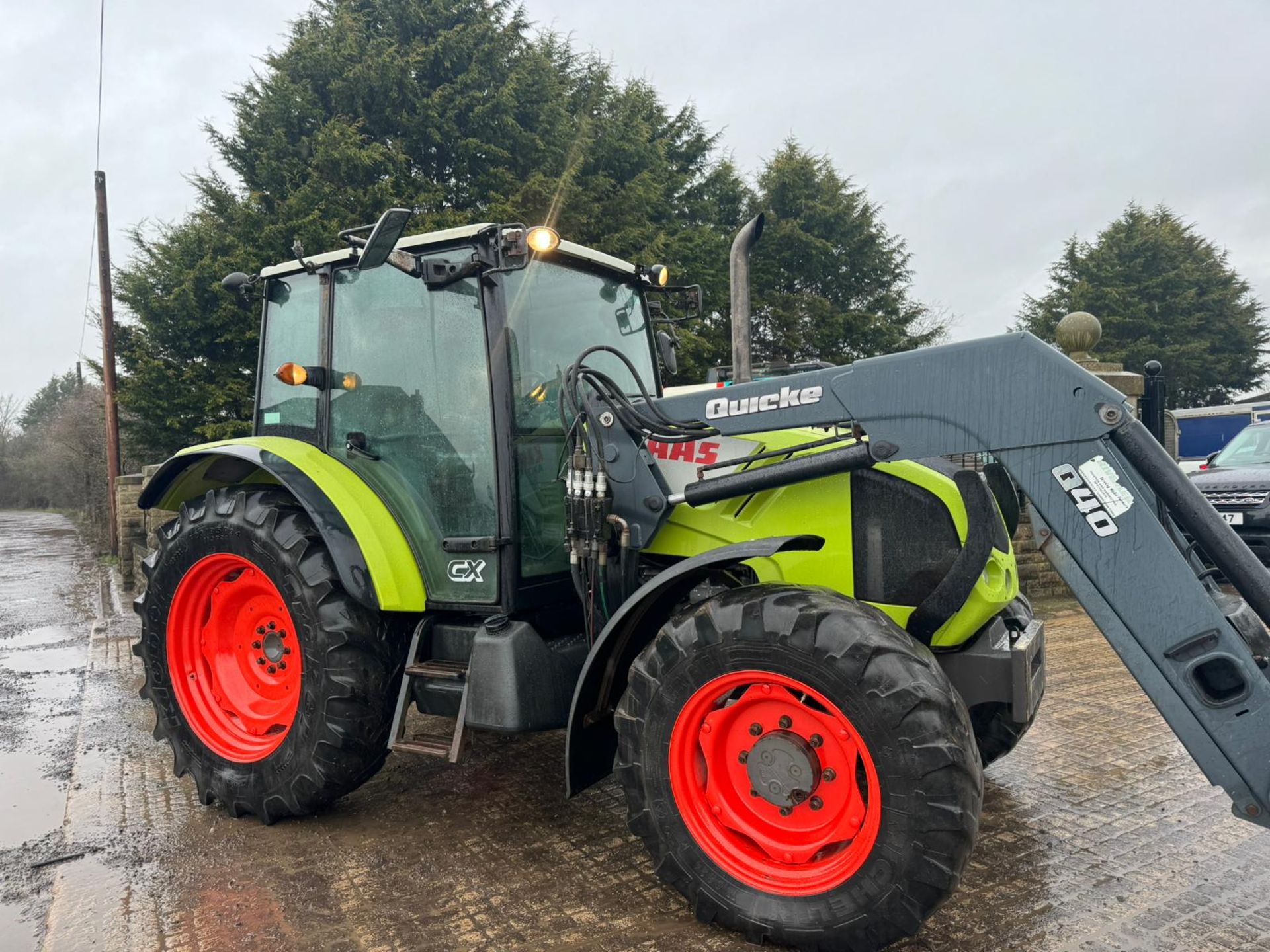 2010 CLASS AXIOS 330CX 92HP PREMIUM TRACTOR WITH QUICKE Q40 FRONT LOADER *PLUS VAT* - Image 2 of 28