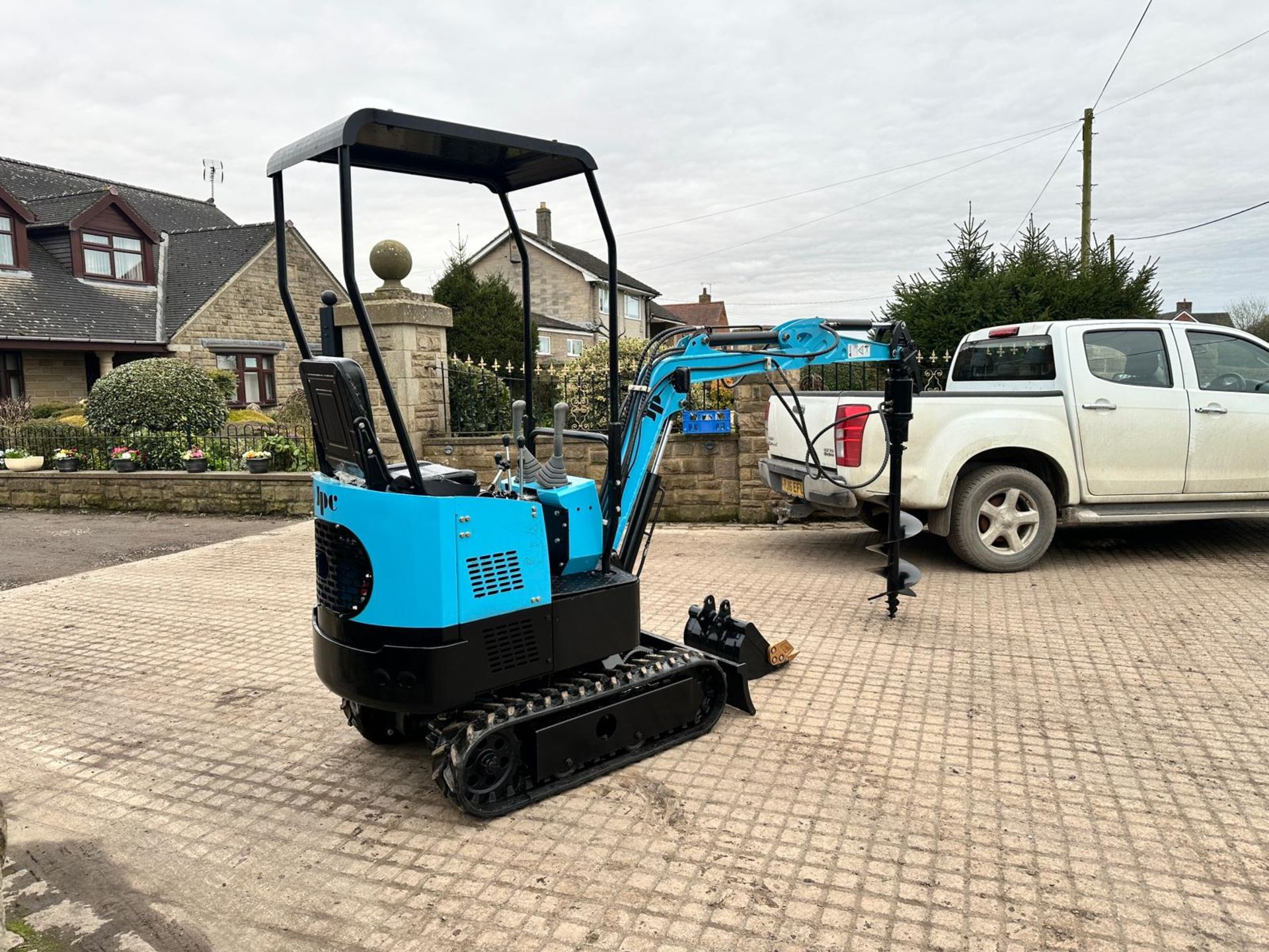 NEW/UNUSED JPC HT12 MINI EXCAVATOR WITH NEW/UNUSED 12” POSTHOLE BORER AND BUCKET *PLUS VAT* - Image 3 of 17