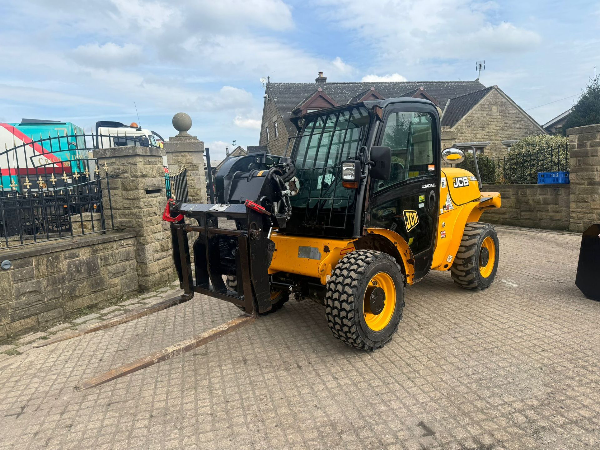 JCB 520-50 2 TON DIESEL TELESCOPIC TELEHANDLER BUCKET AND FORKS *PLUS VAT* - Image 3 of 27