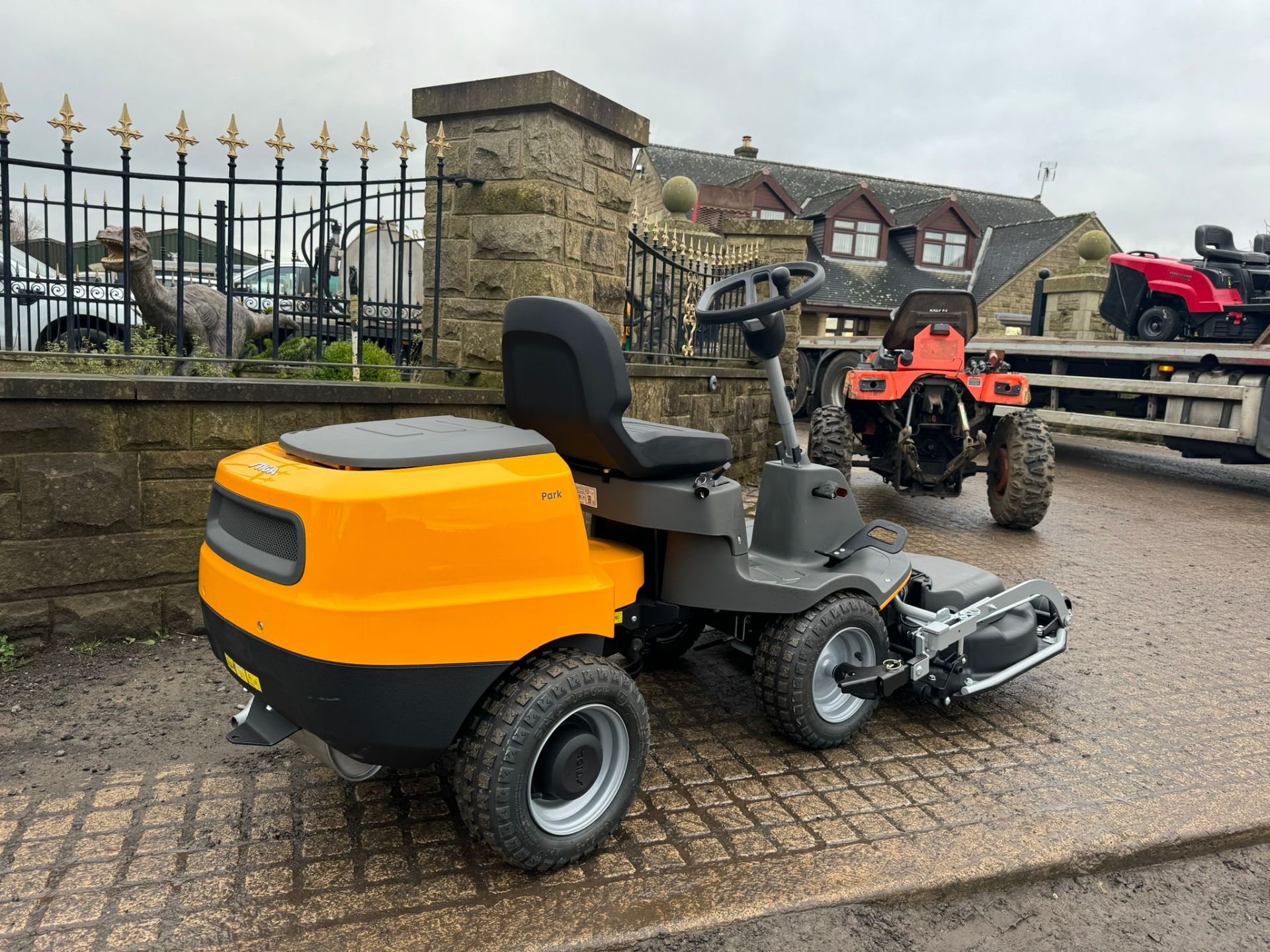 NEW/UNUSED STIGA ESSENTIAL PARK 300 RIDE ON LAWN MOWER *PLUS VAT* - Image 14 of 18