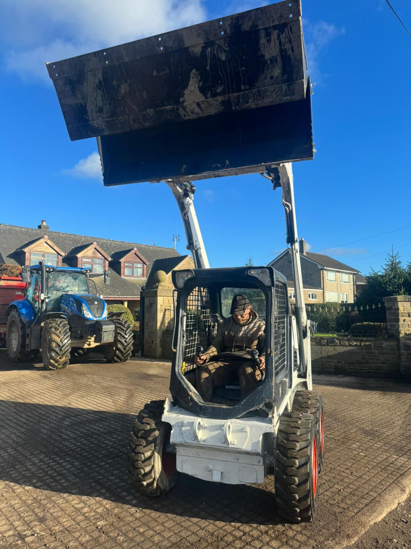 2015 BOBCAT S450 WHEELED SKIDSTEER LOADER WITH 65 INCH 4 IN 1 BUCKET *PLUS VAT* - Image 2 of 14