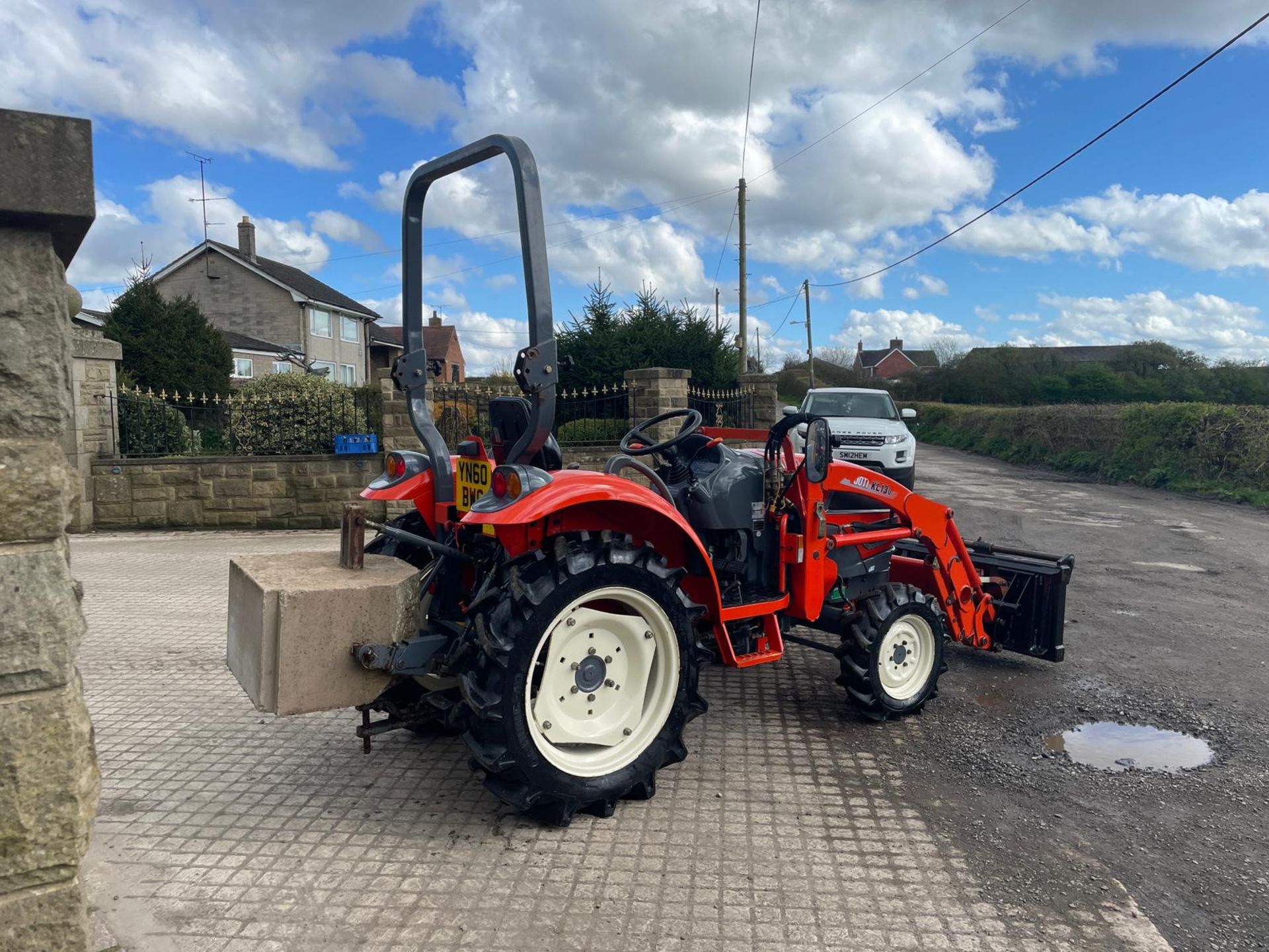 60 REG KIOTI CX27 27HP 4WD COMPACT TRACTOR WITH KIOTI KL130 FRONT LOADER AND PALLET FORKS *PLUS VAT* - Image 3 of 19